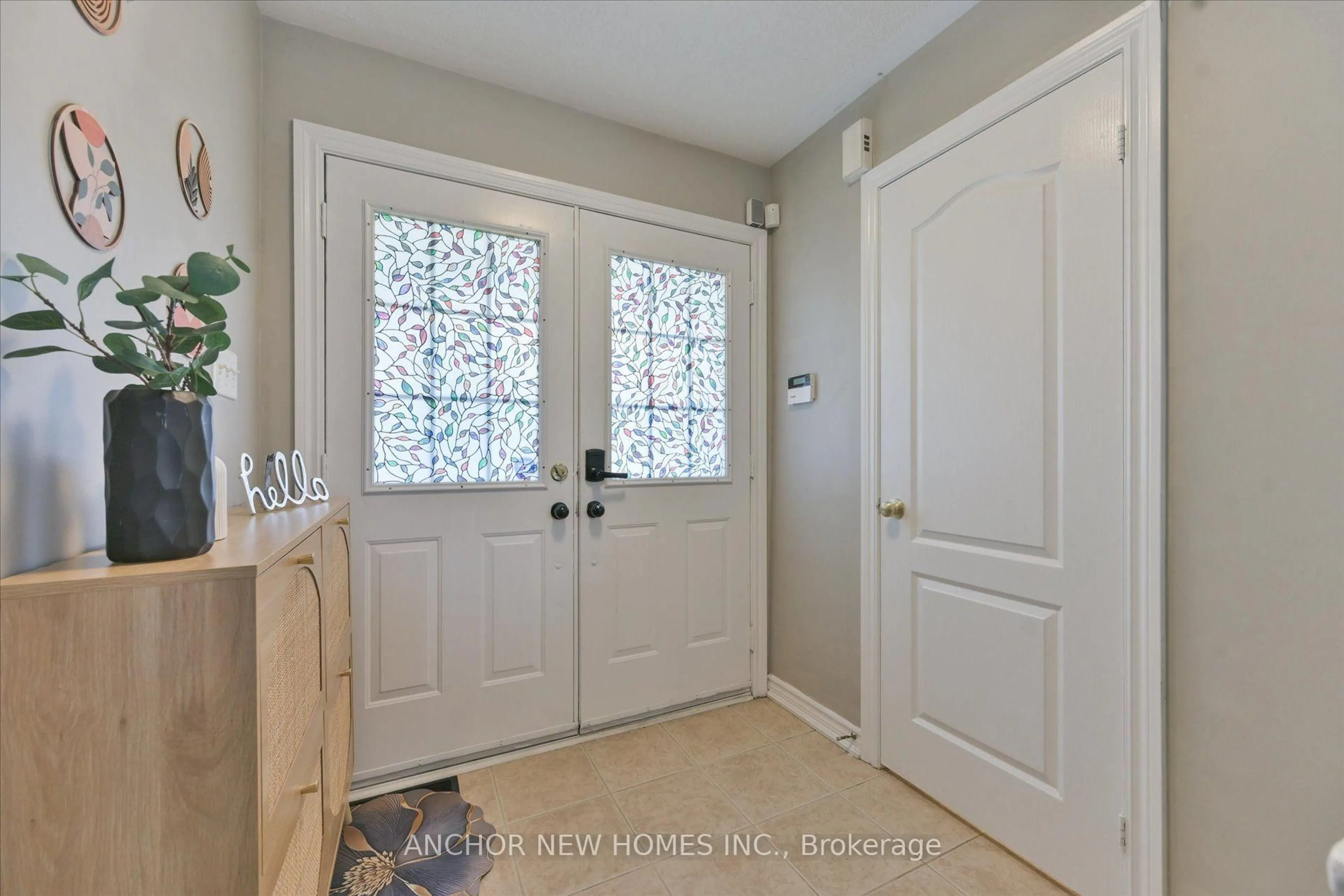 Indoor entryway for 134 Baycliffe Dr, Whitby Ontario L1P 1V5