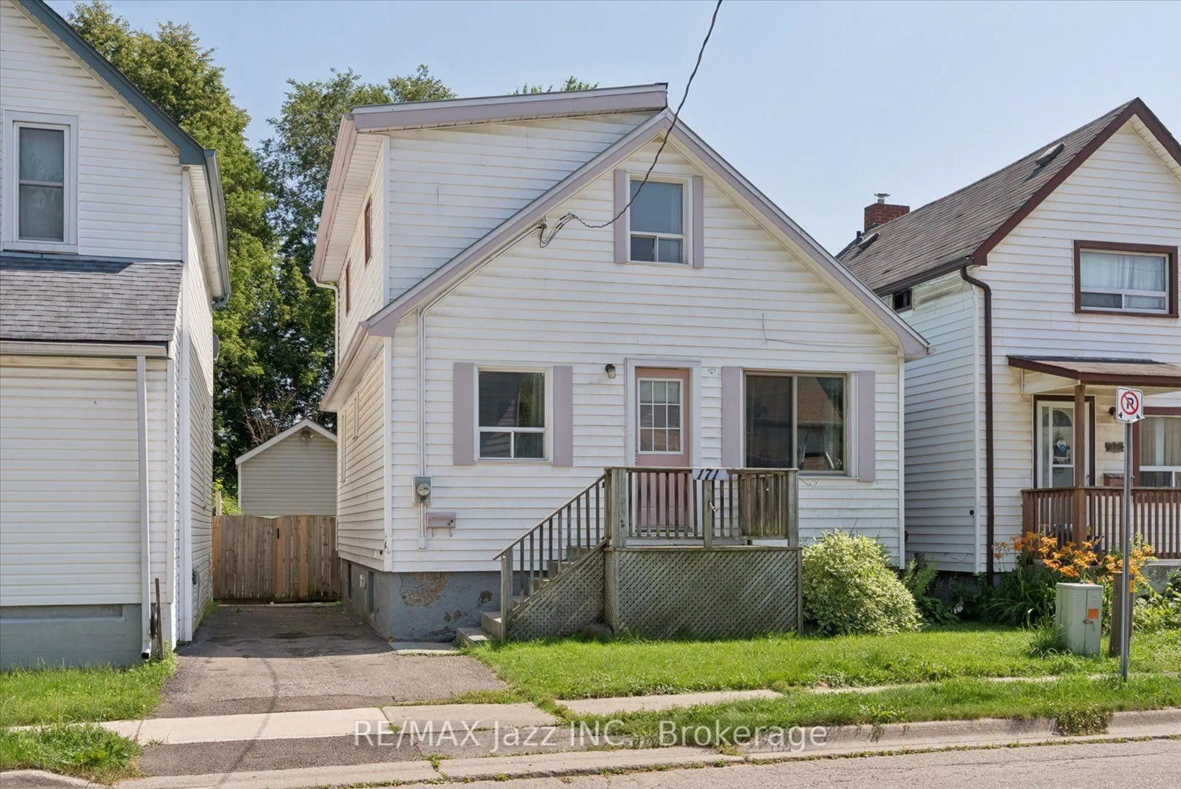 Home with vinyl exterior material, street for 171 Elliott Ave, Oshawa Ontario L1J 2A9