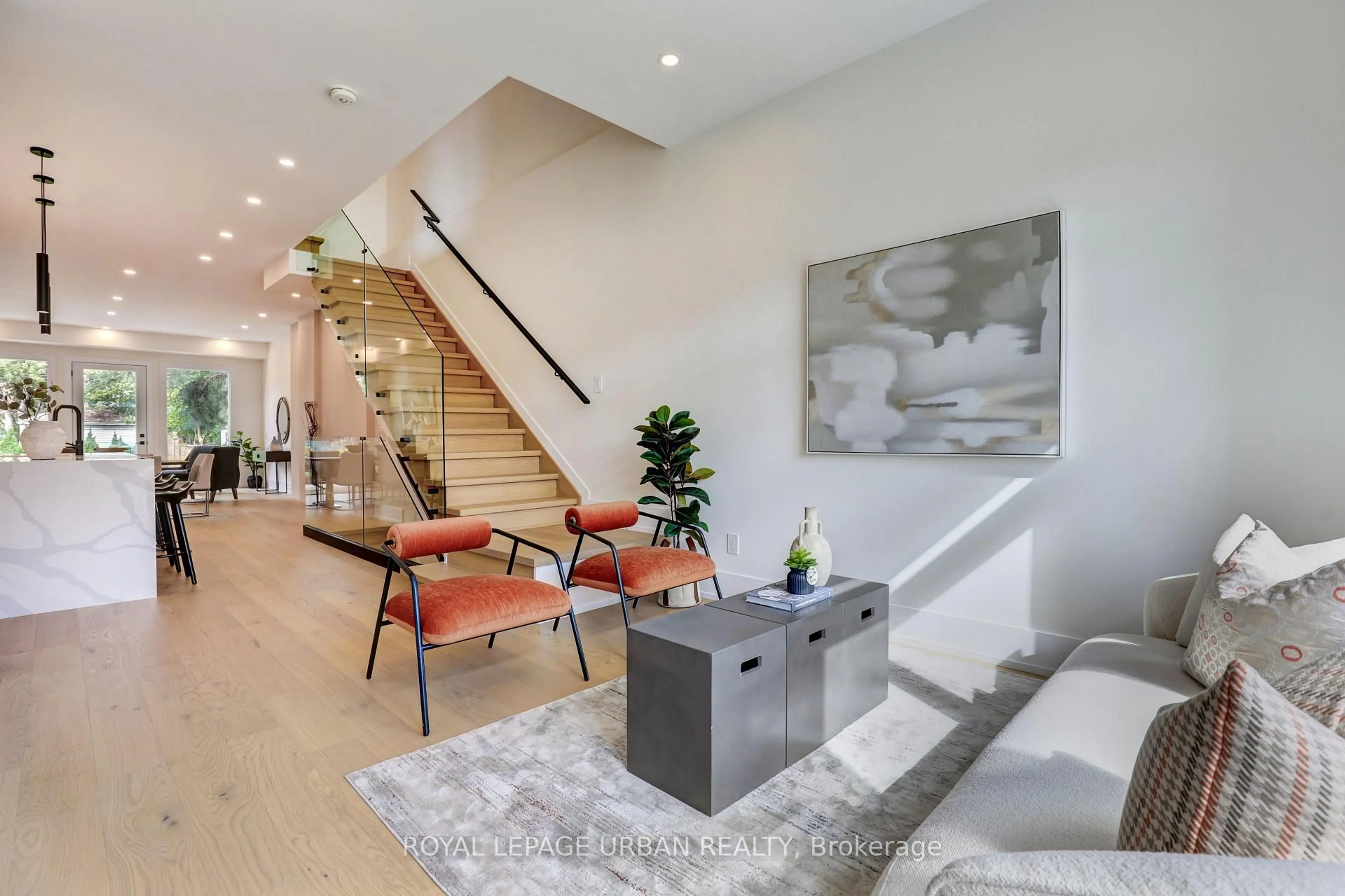 Indoor foyer for 128 Floyd Ave, Toronto Ontario M4K 2B7