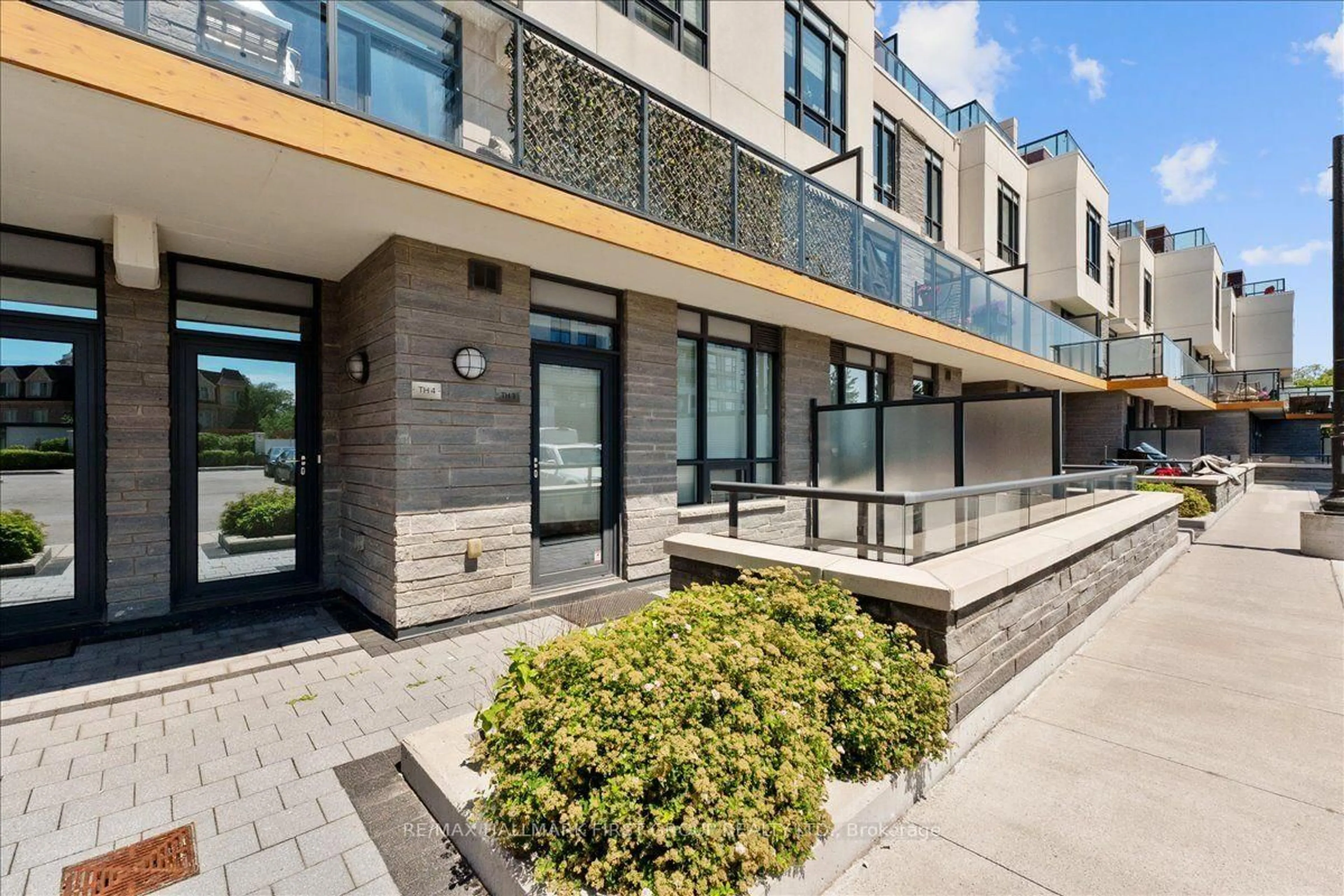 Patio, street for 1245 Bayly St #TH4, Pickering Ontario L1W 0B5