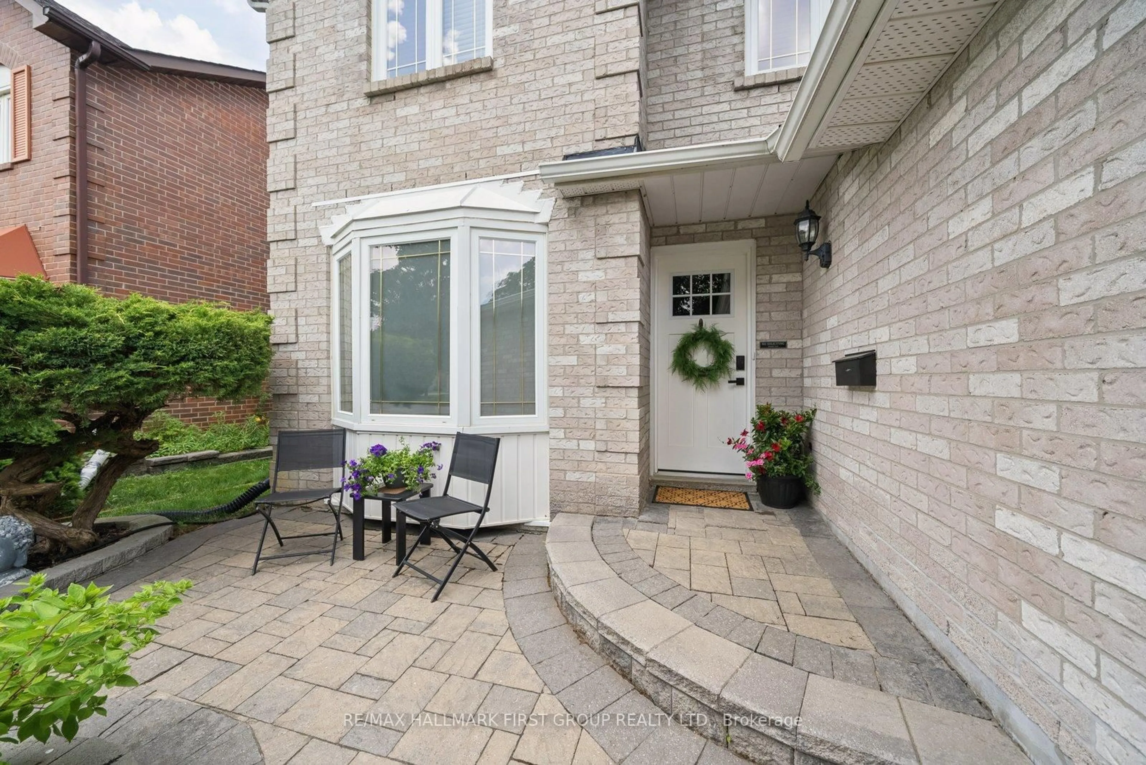 Patio, street for 662 Cognac Cres, Pickering Ontario L1X 1L7
