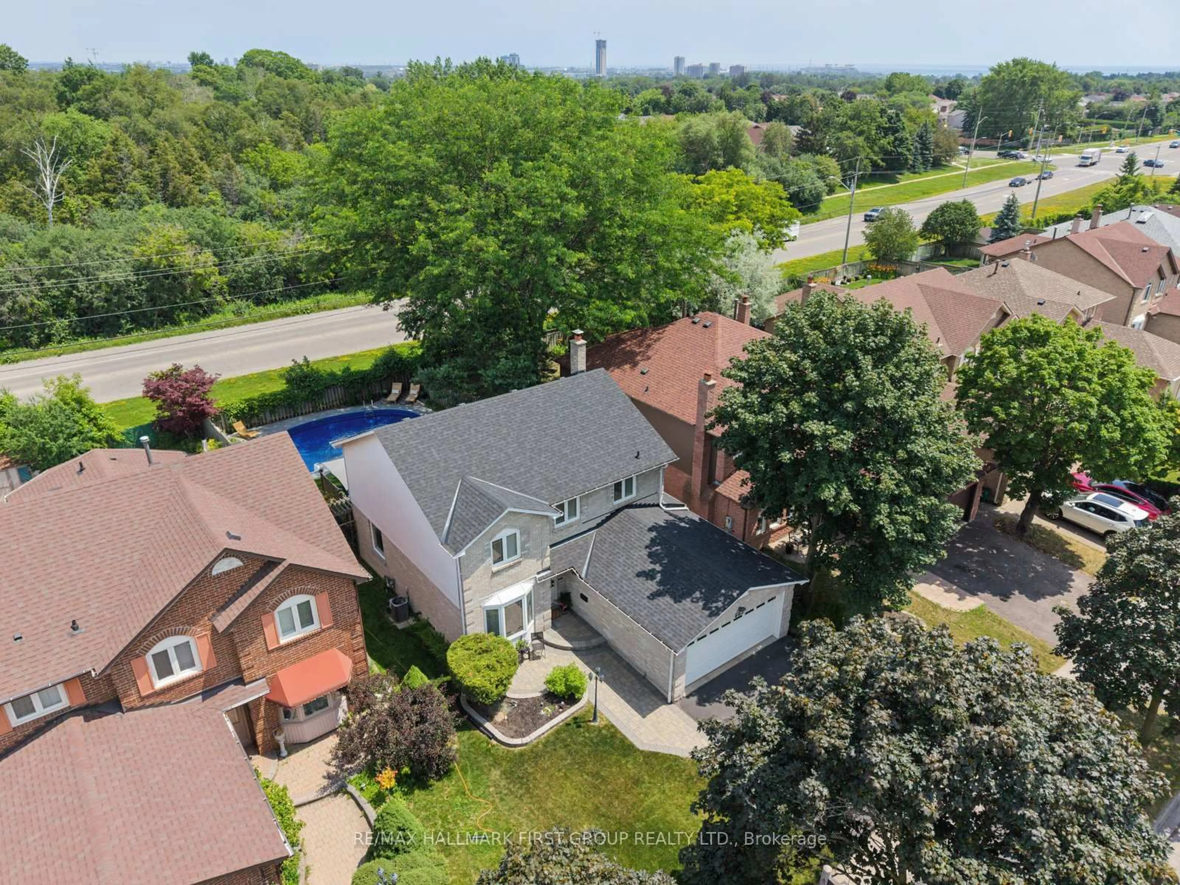 A pic from outside/outdoor area/front of a property/back of a property/a pic from drone, street for 662 Cognac Cres, Pickering Ontario L1X 1L7