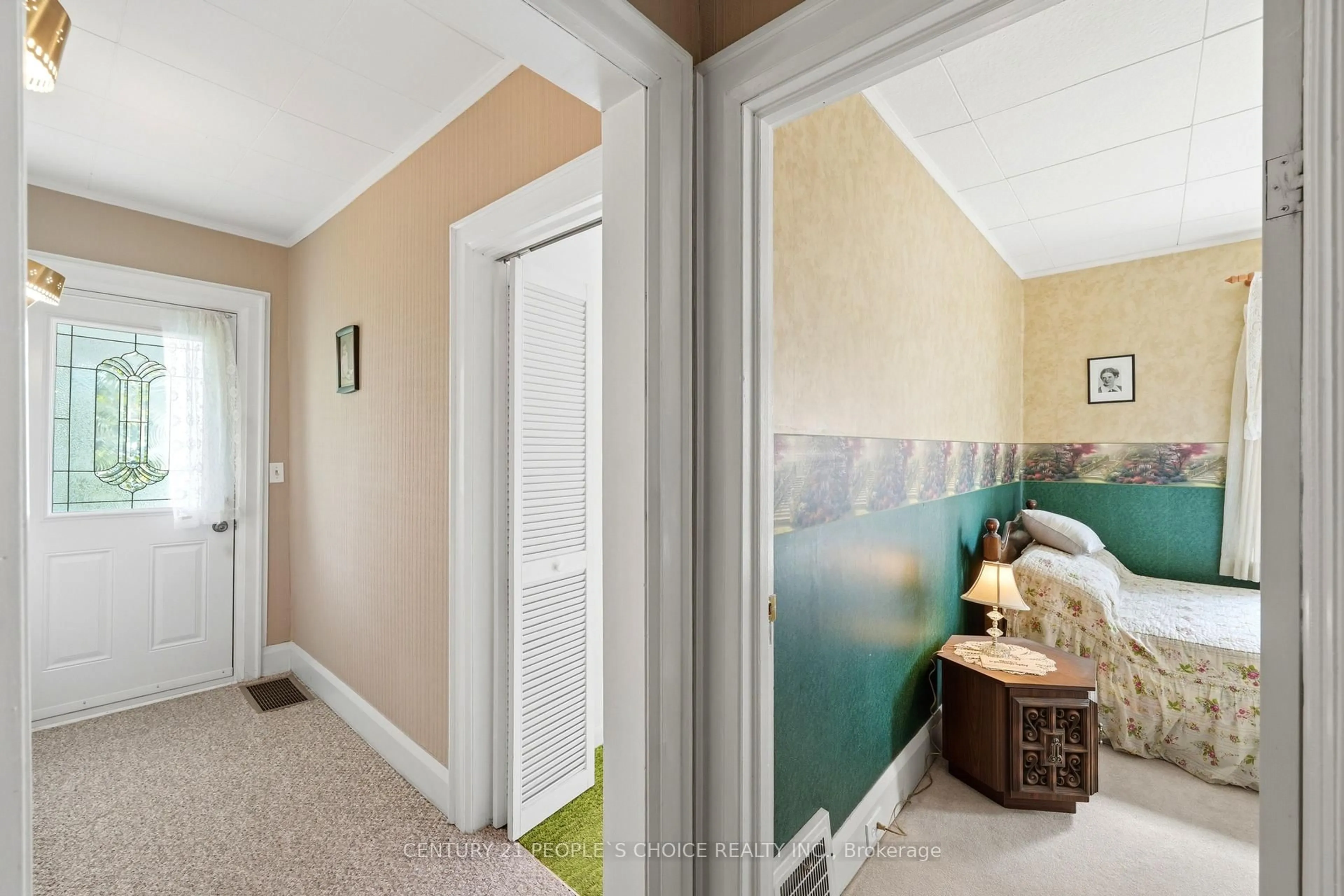 Indoor entryway for 104 Grenfell St, Oshawa Ontario L1J 4W2