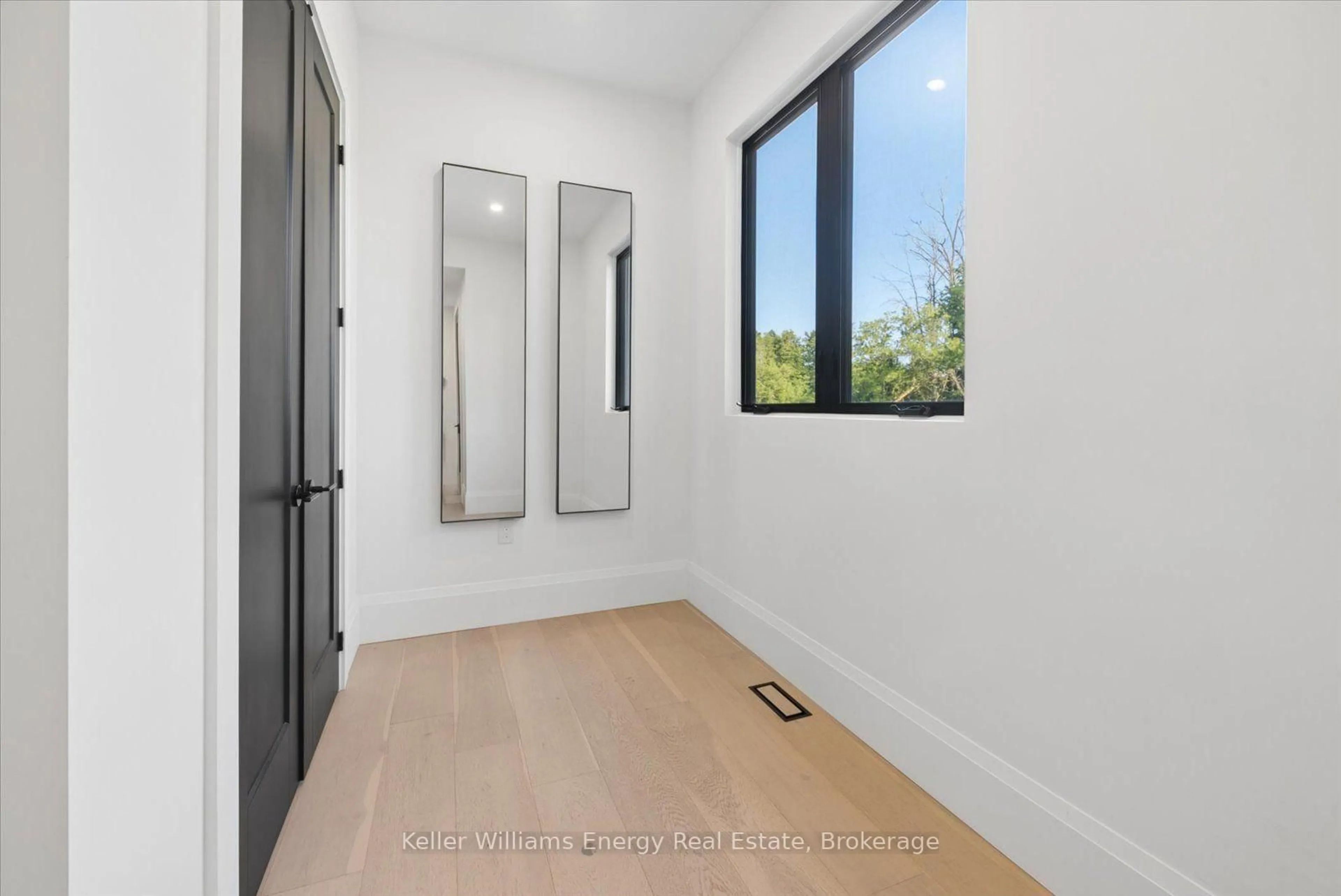 Indoor entryway for 3122 Highway 2, Clarington Ontario L1C 6E2