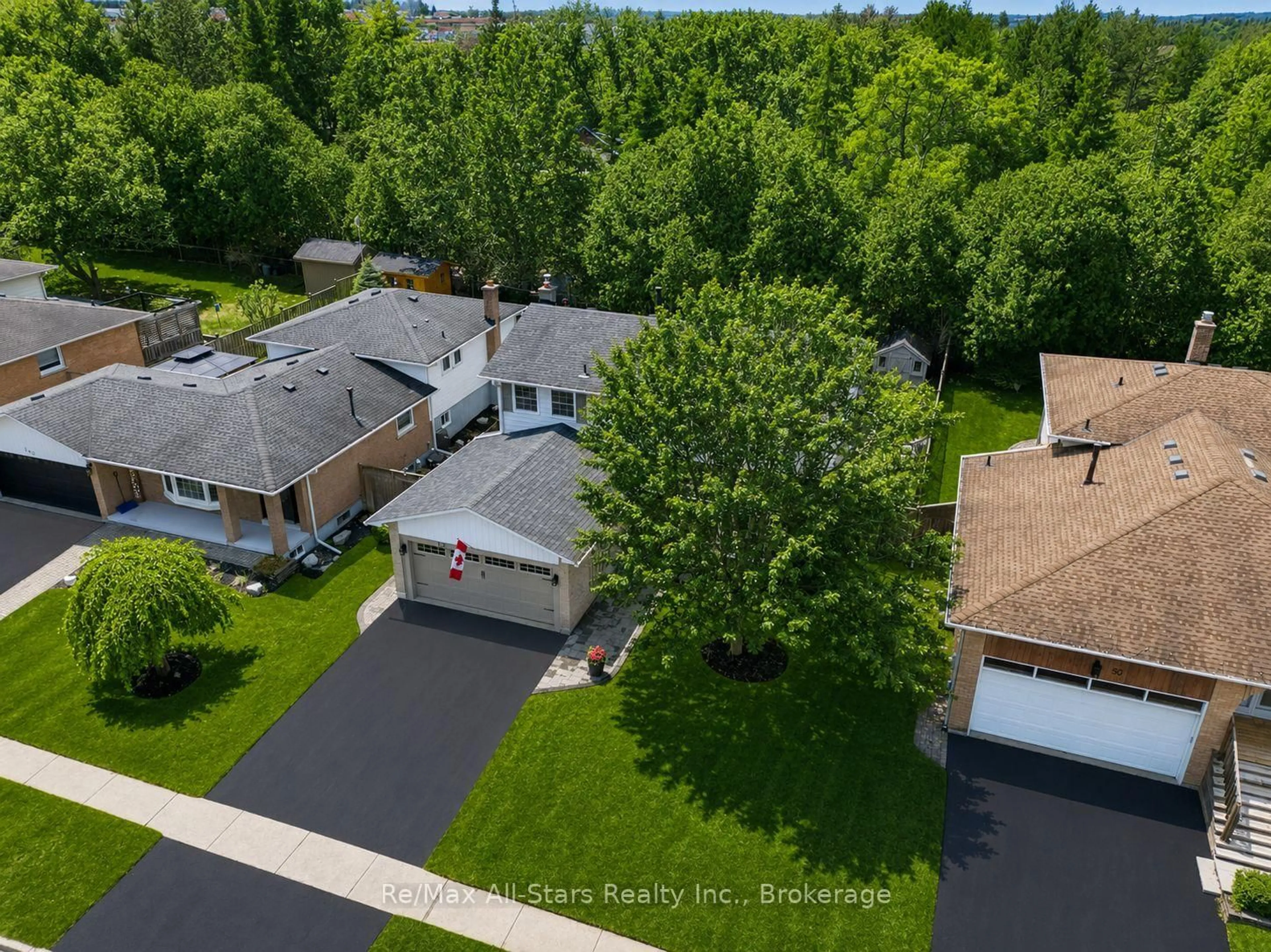 A pic from outside/outdoor area/front of a property/back of a property/a pic from drone, street for 595 Walsh Dr, Scugog Ontario L9L 1K6