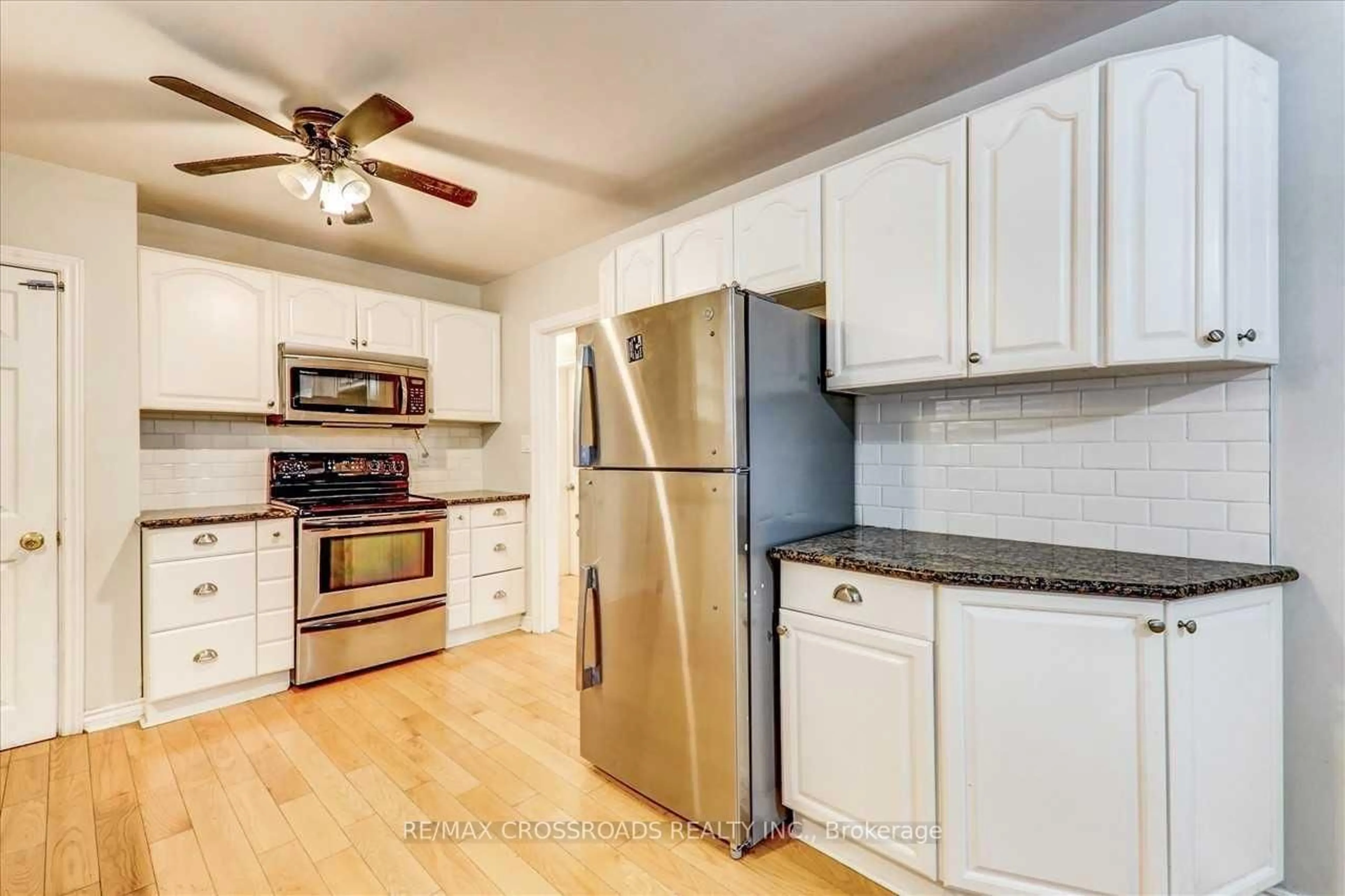 Standard kitchen, wood/laminate floor for 4700 Baldwin St, Whitby Ontario L1R 2W4