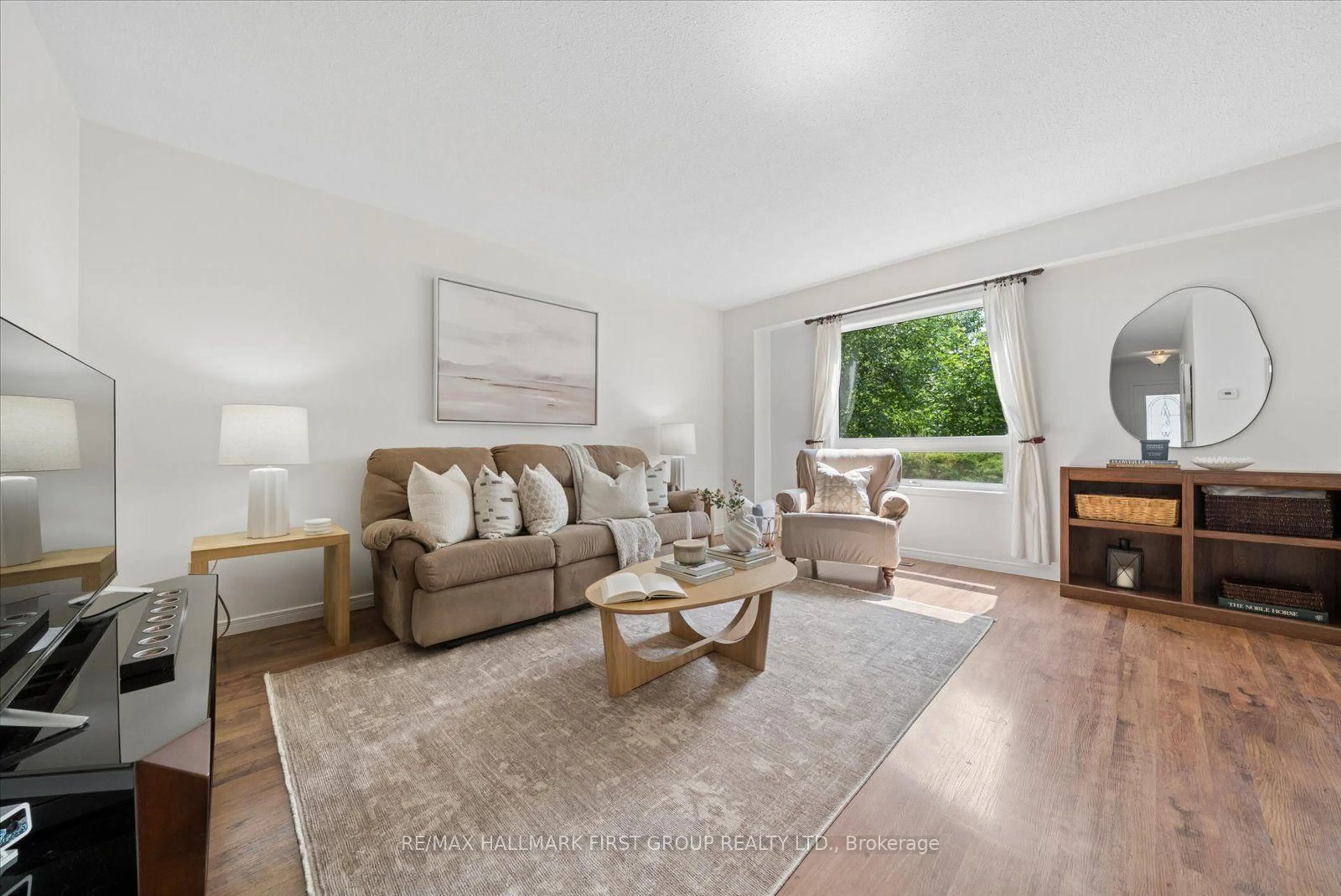Living room with furniture, unknown for 648 Creekview Circ, Pickering Ontario L1W 2Z7