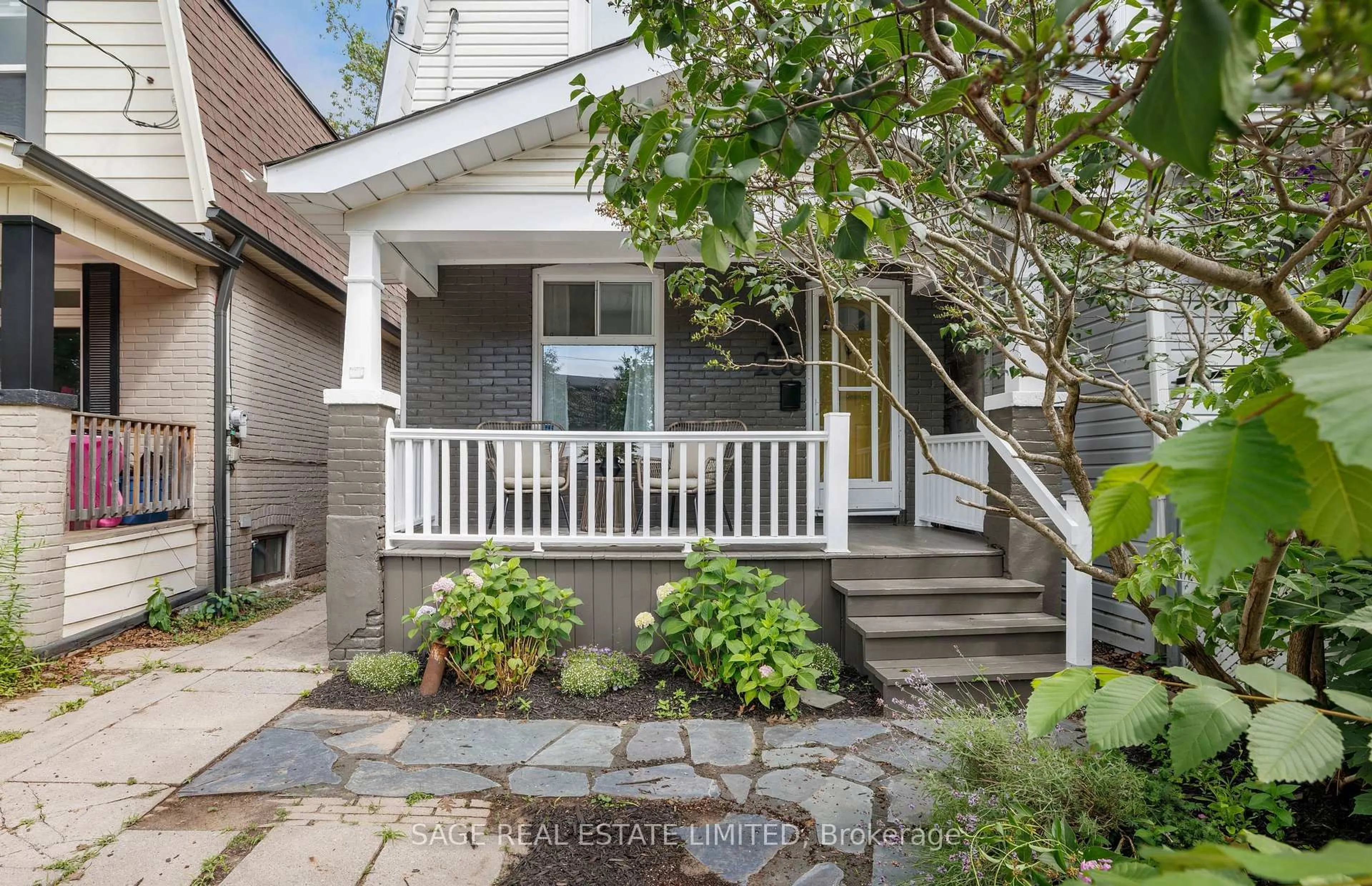 Patio, street for 250 Springdale Blvd, Toronto Ontario M4C 1Z9