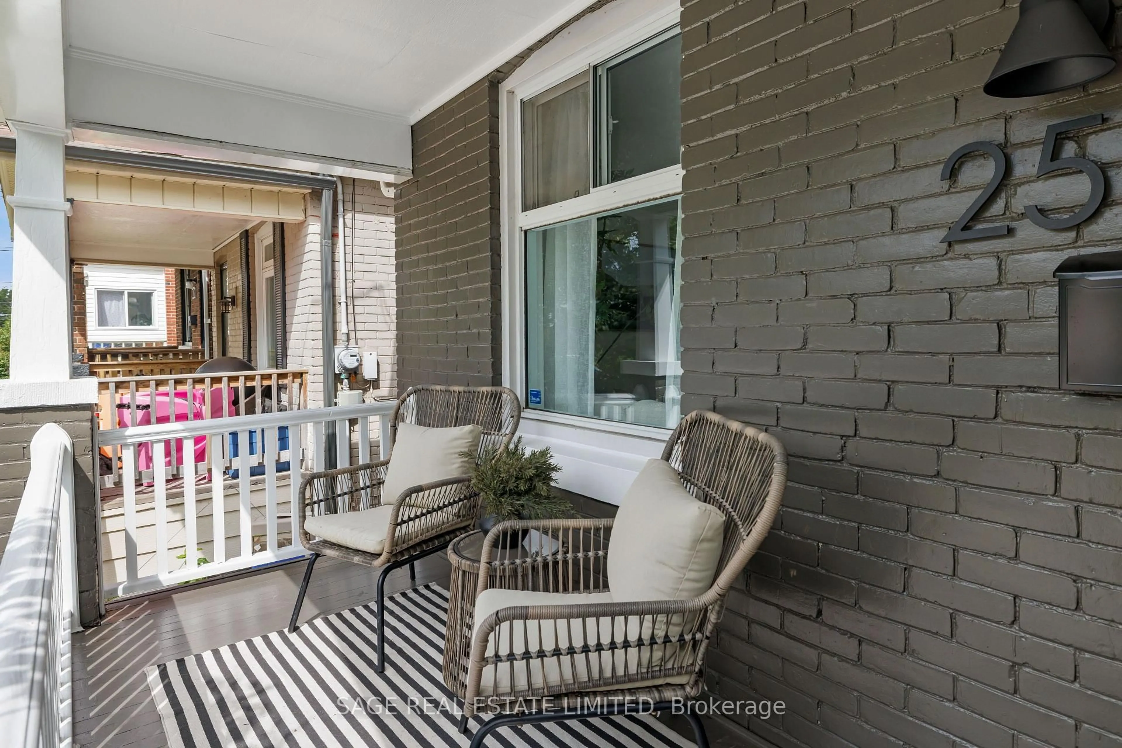 Patio, street for 250 Springdale Blvd, Toronto Ontario M4C 1Z9