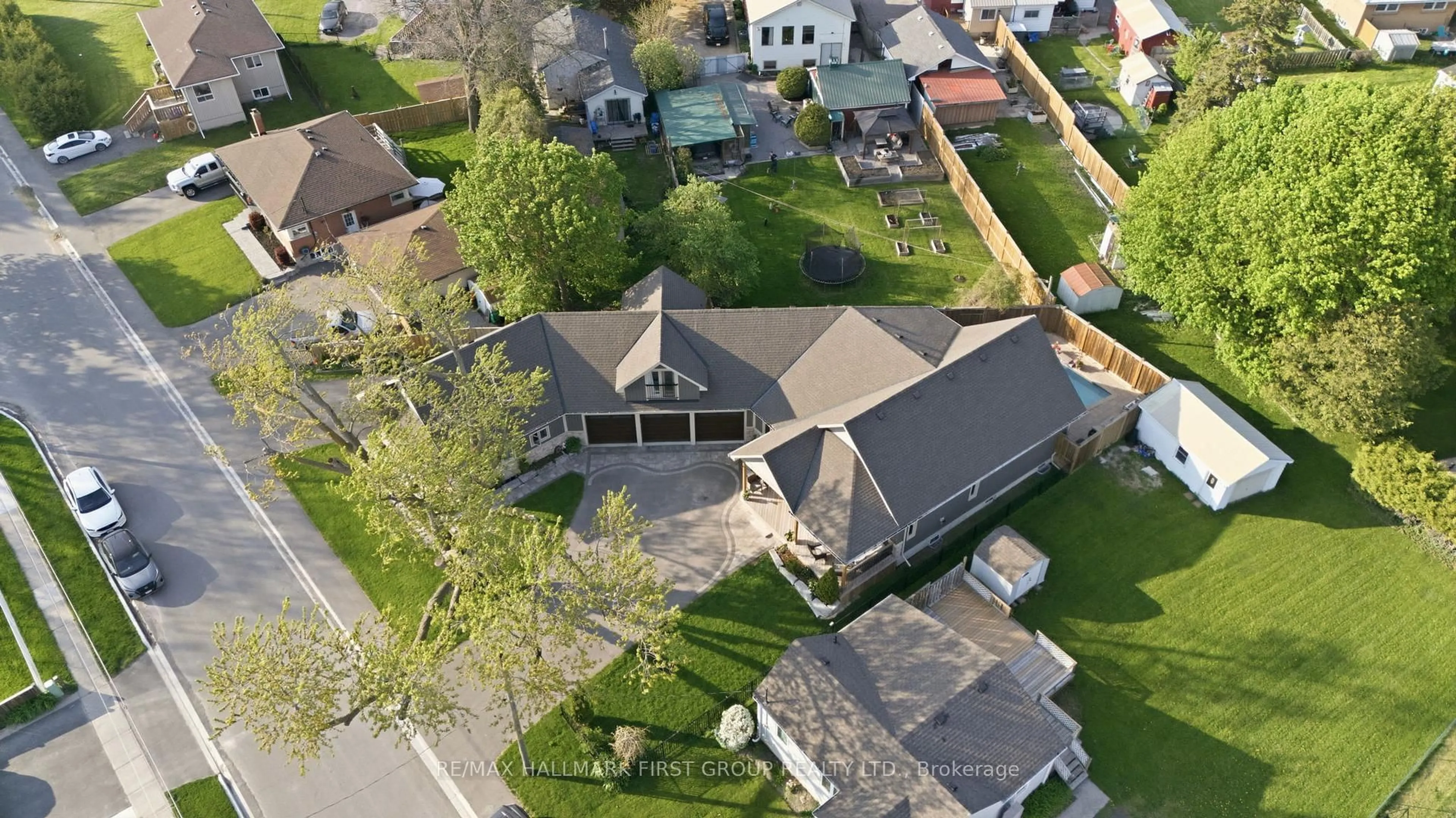 A pic from outside/outdoor area/front of a property/back of a property/a pic from drone, street for 53 Brown St, Clarington Ontario L1C 2R5