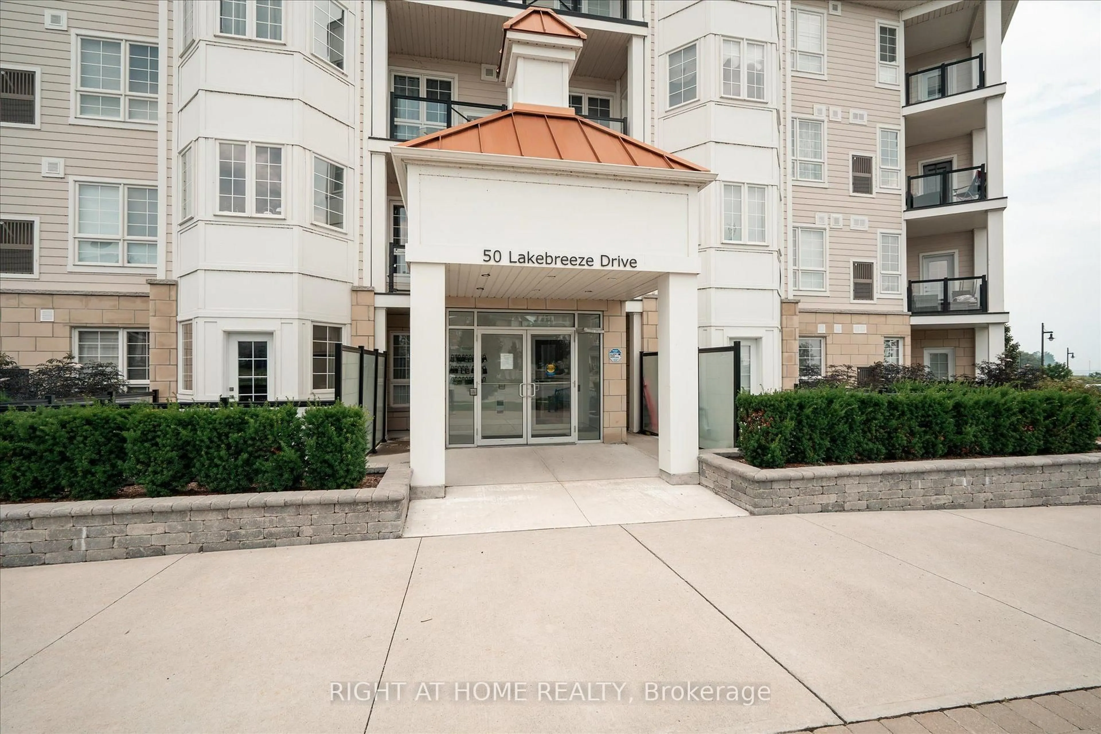 Indoor foyer for 50 Lakebreeze Dr #321, Clarington Ontario L1B 0V9
