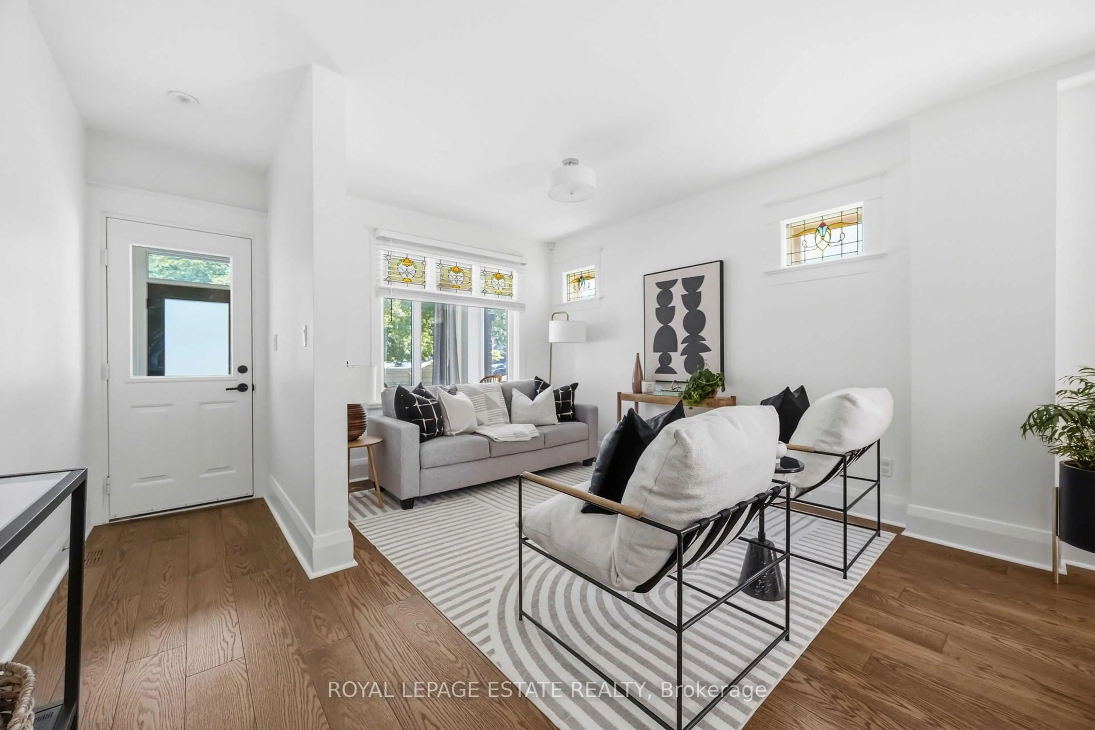 Living room with furniture, unknown for 6 Firstbrooke Rd, Toronto Ontario M4E 2L1