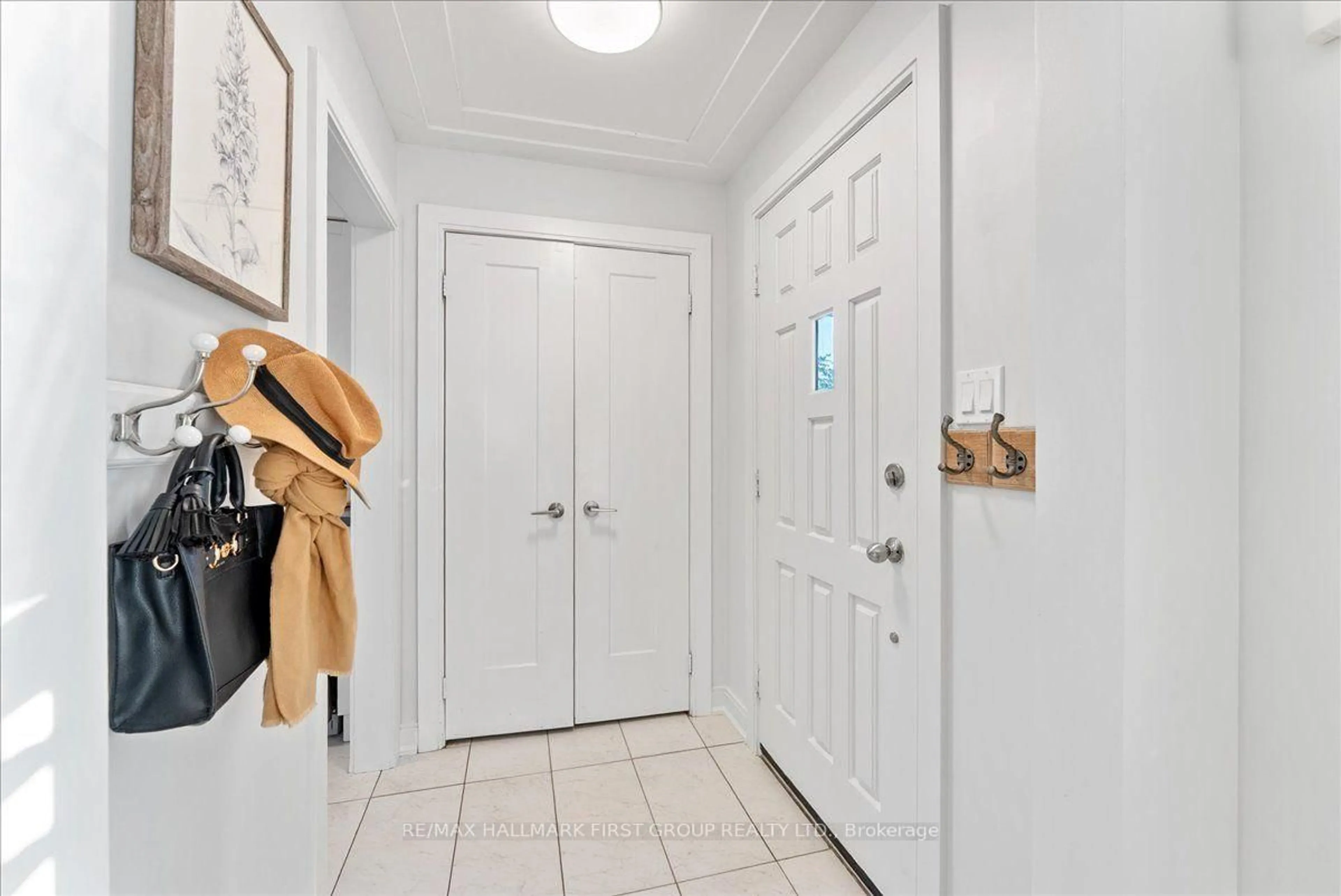 Indoor entryway for 721 Leaside St, Pickering Ontario L1W 2X2