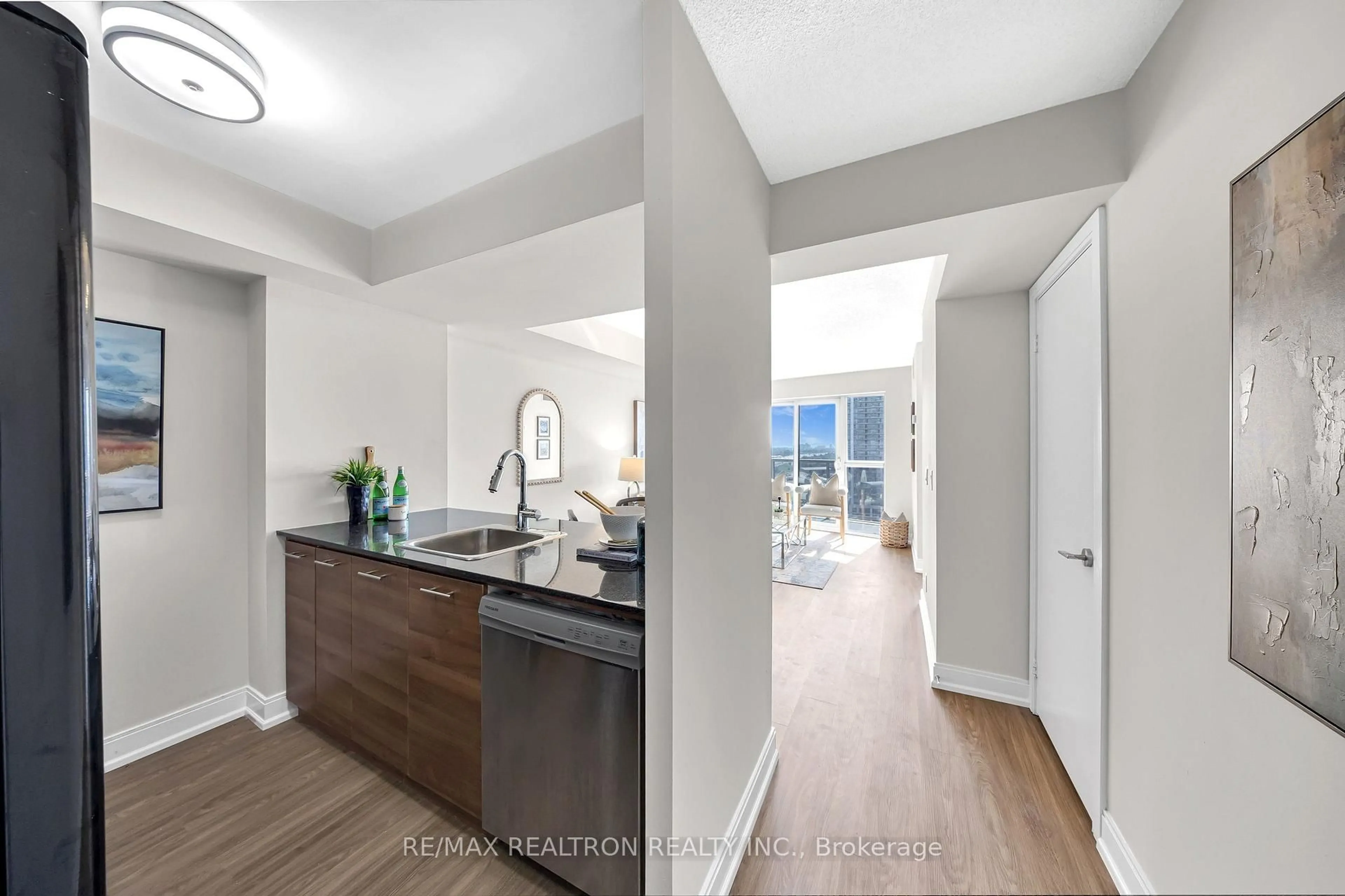 Open concept kitchen, unknown for 135 Village Green Sq #2022, Toronto Ontario M1S 0G4