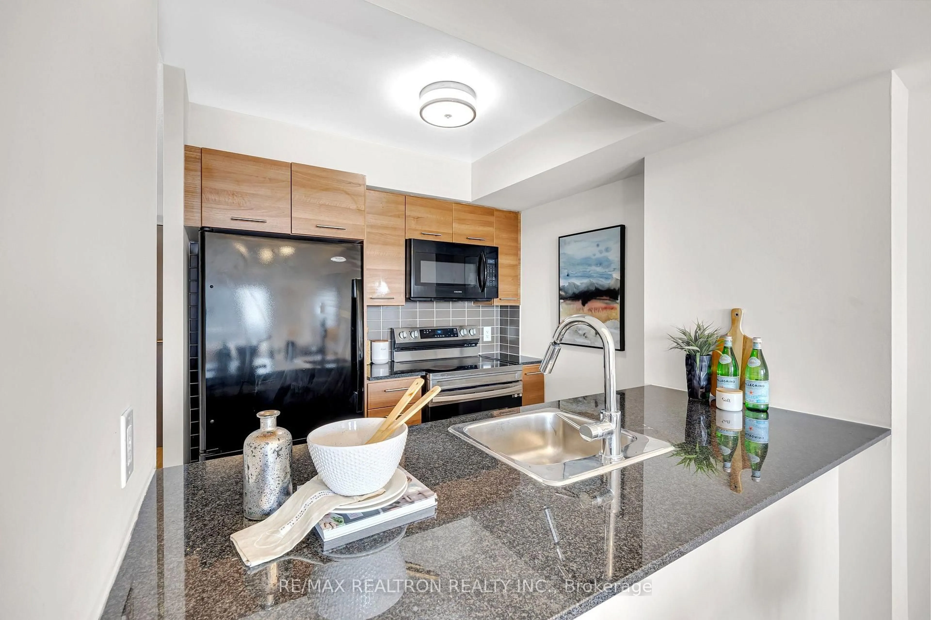Open concept kitchen, ceramic/tile floor for 135 Village Green Sq #2022, Toronto Ontario M1S 0G4