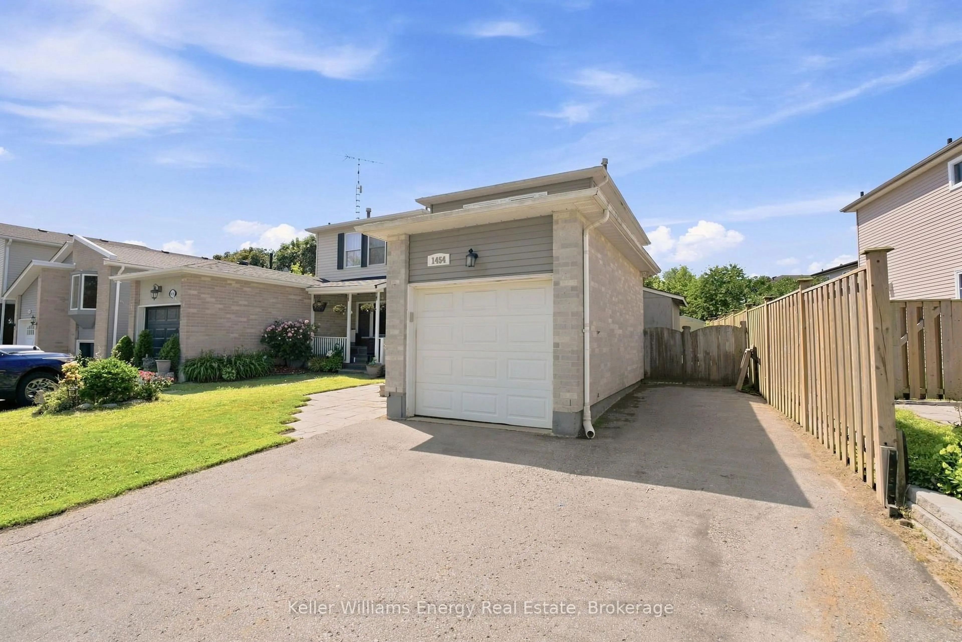A pic from outside/outdoor area/front of a property/back of a property/a pic from drone, street for 1454 Valley Dr, Oshawa Ontario L1J 7Z3