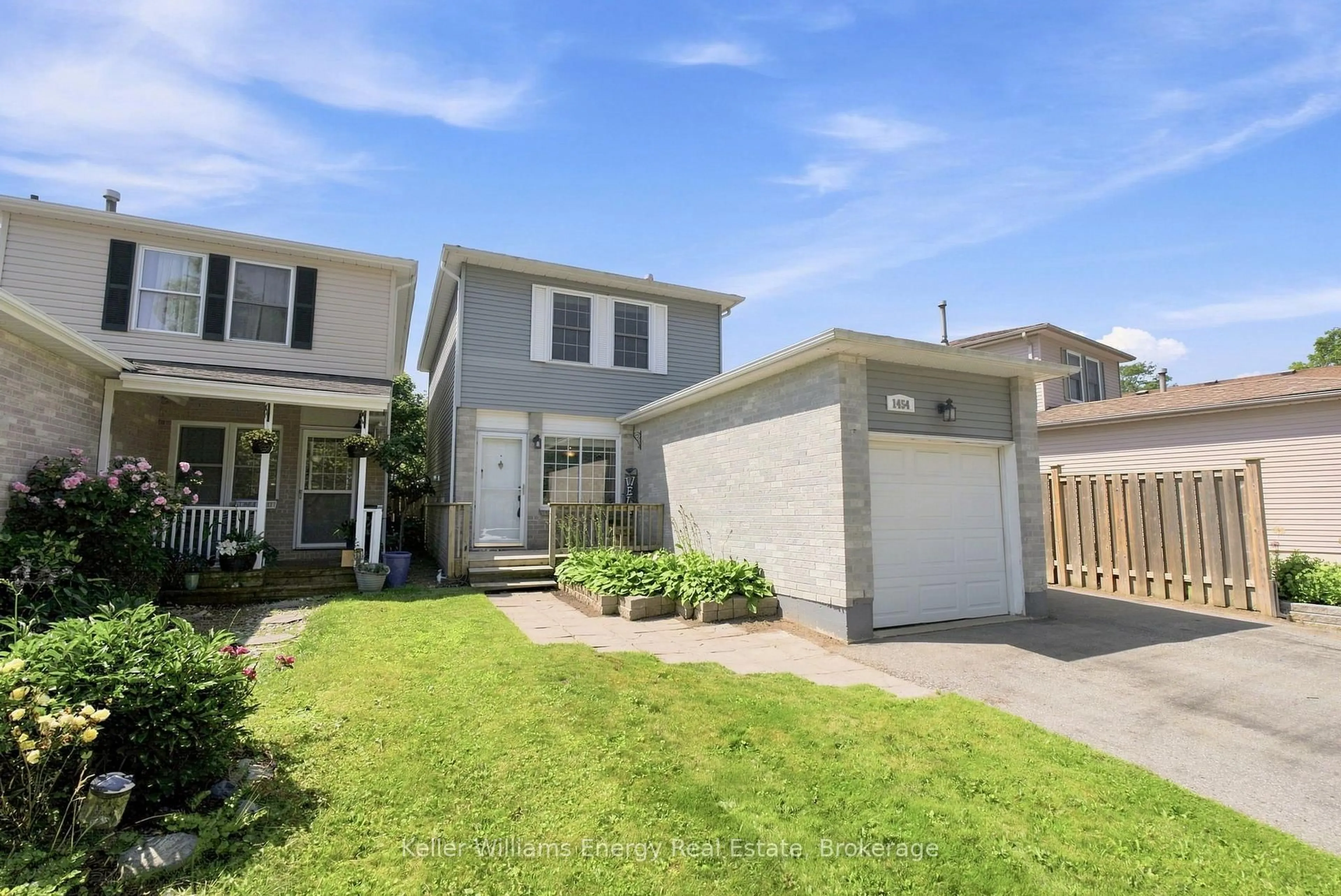 A pic from outside/outdoor area/front of a property/back of a property/a pic from drone, street for 1454 Valley Dr, Oshawa Ontario L1J 7Z3