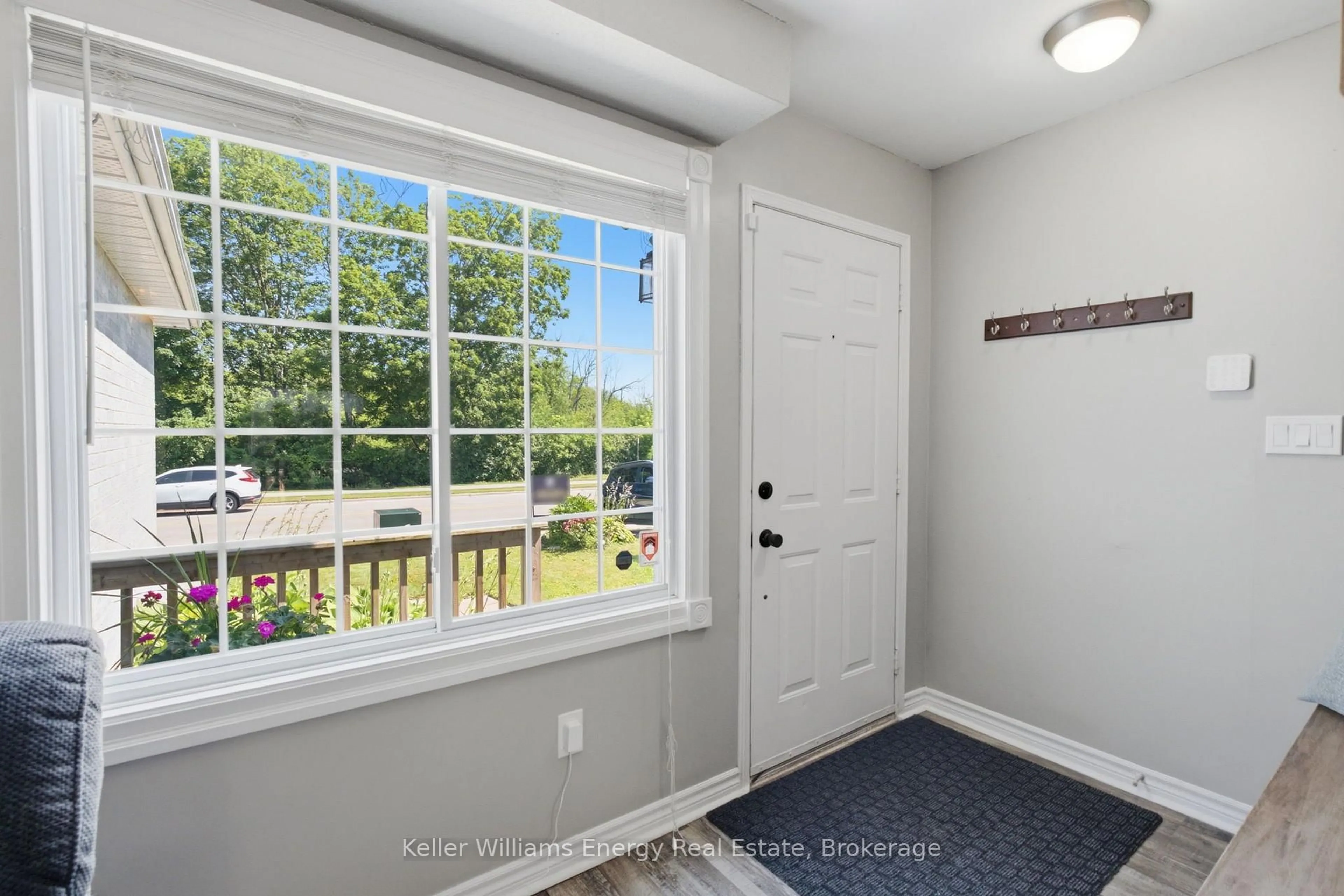 Indoor entryway for 1454 Valley Dr, Oshawa Ontario L1J 7Z3