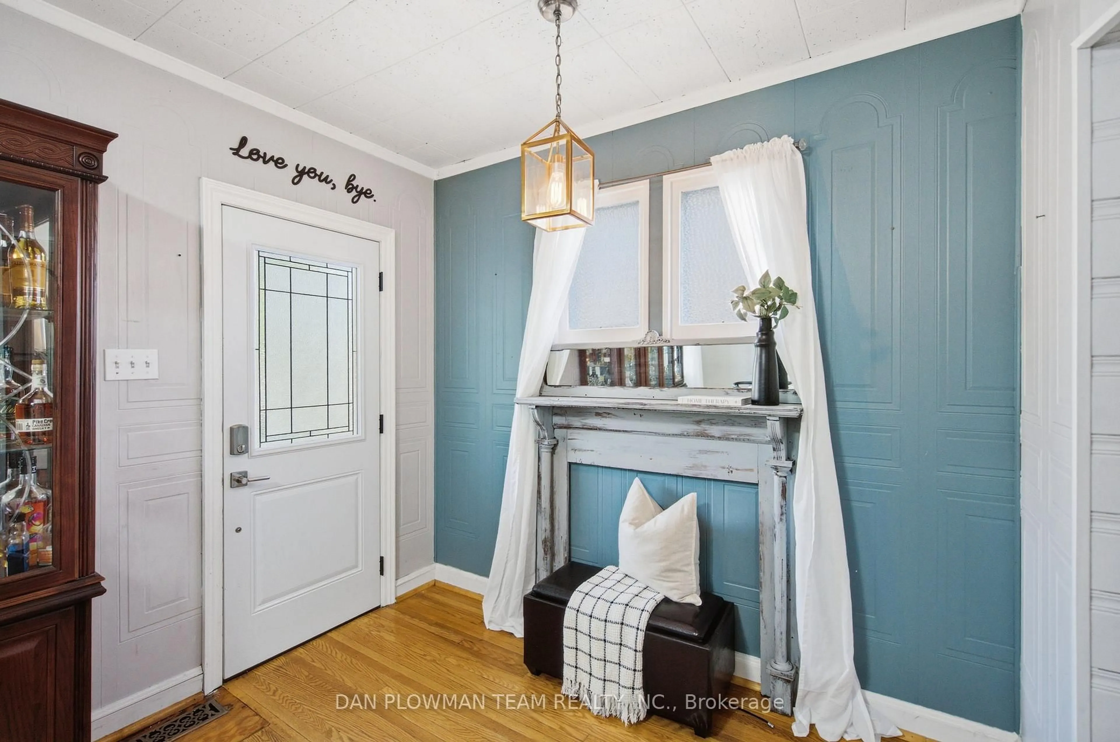 Indoor entryway for 138 Tylor Cres, Oshawa Ontario L1H 5E9