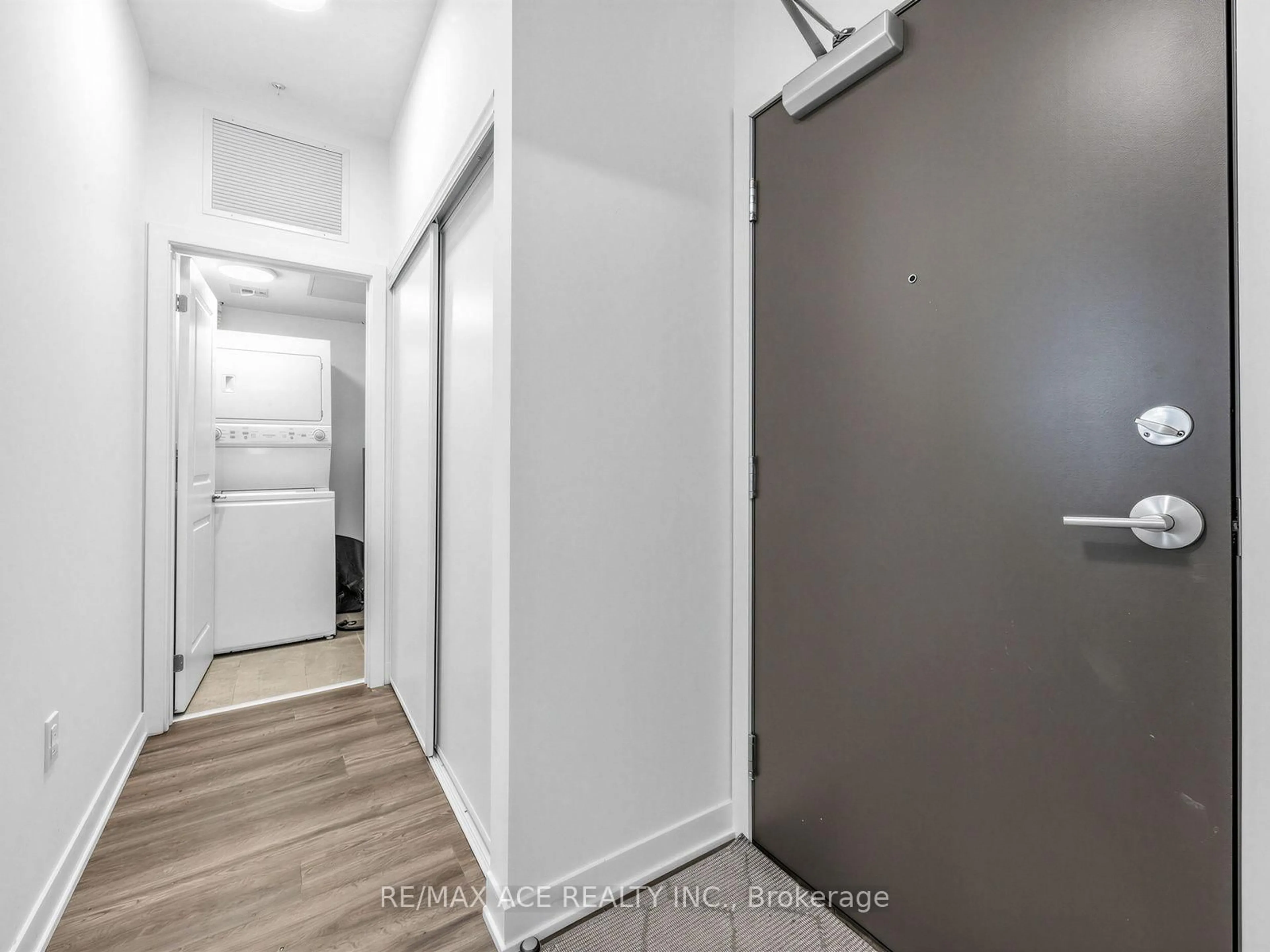 Indoor entryway for 385 Arctic Red Dr #418, Oshawa Ontario L1L 0W9