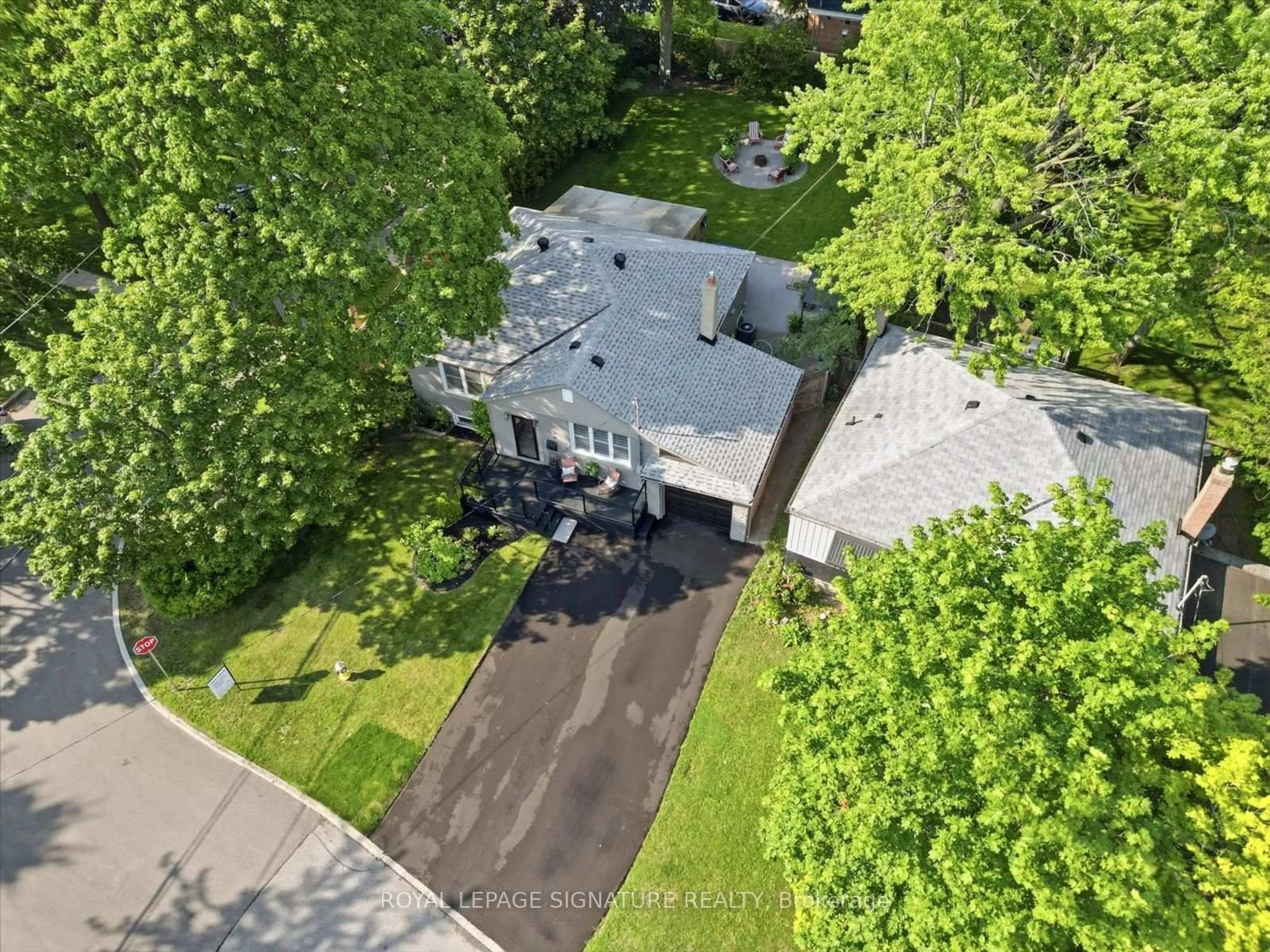 A pic from outside/outdoor area/front of a property/back of a property/a pic from drone, street for 24 Latham Ave, Toronto Ontario M1N 1M8