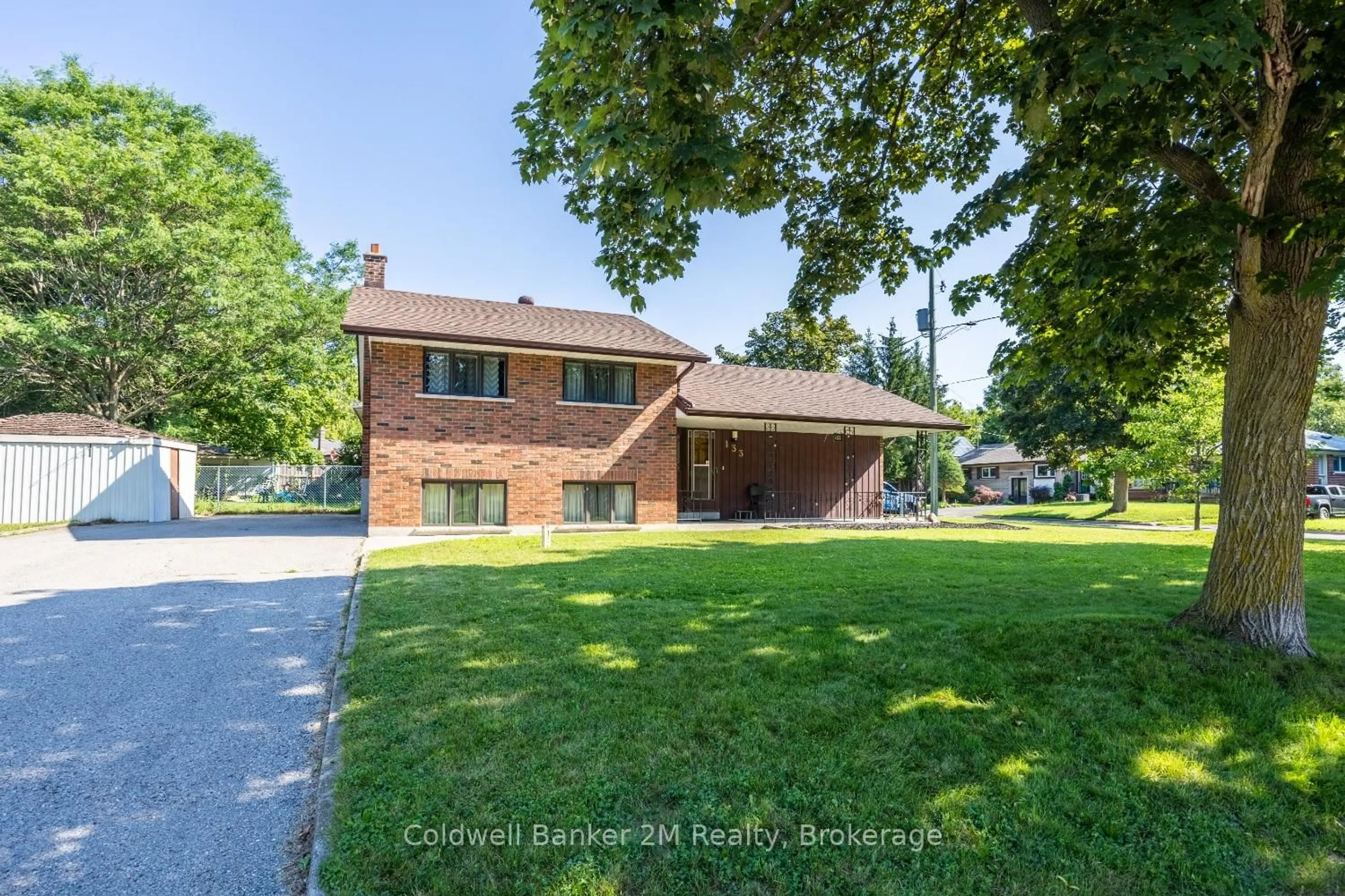 A pic from outside/outdoor area/front of a property/back of a property/a pic from drone, street for 133 Sussex St, Oshawa Ontario L1G 1W1