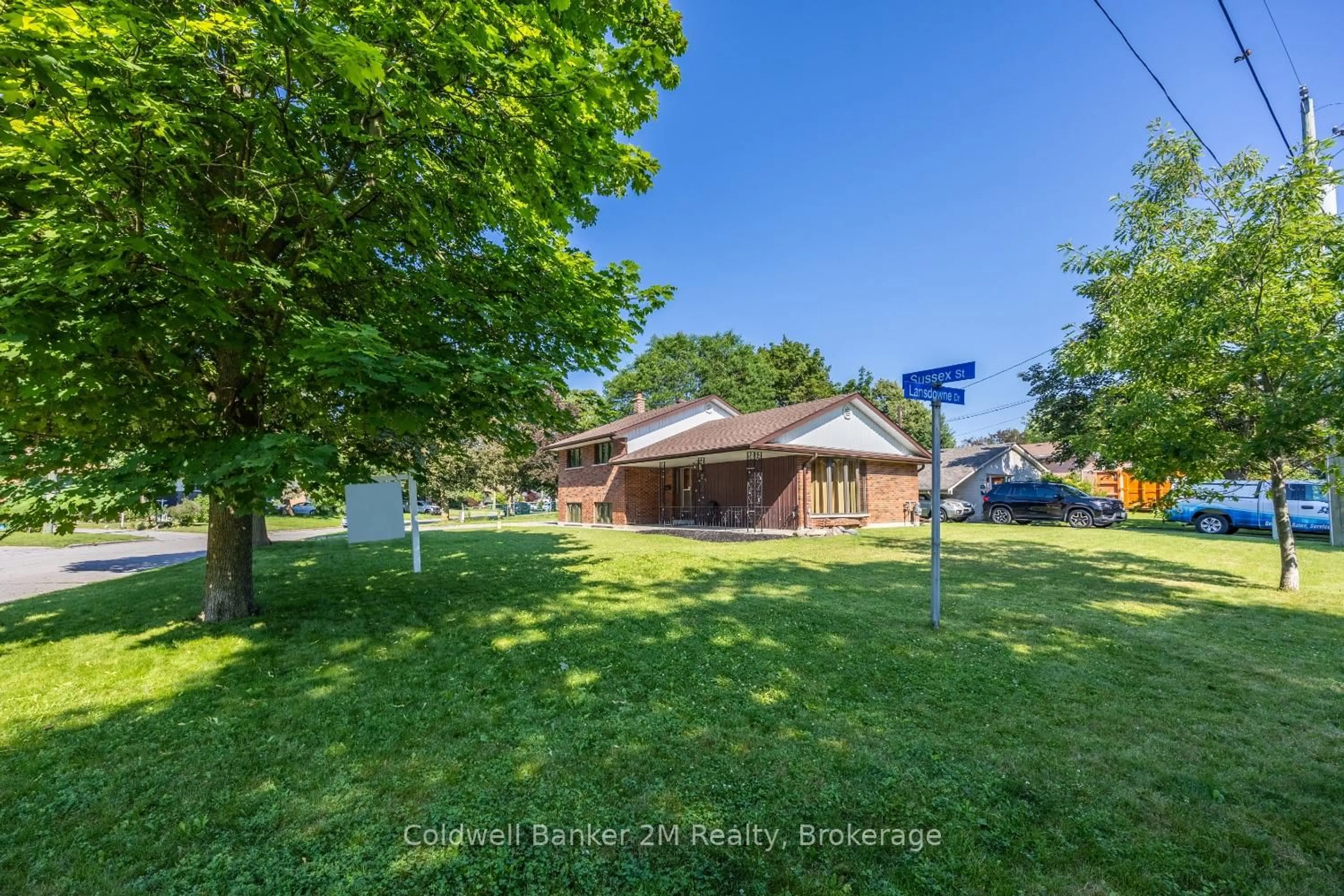 A pic from outside/outdoor area/front of a property/back of a property/a pic from drone, street for 133 Sussex St, Oshawa Ontario L1G 1W1