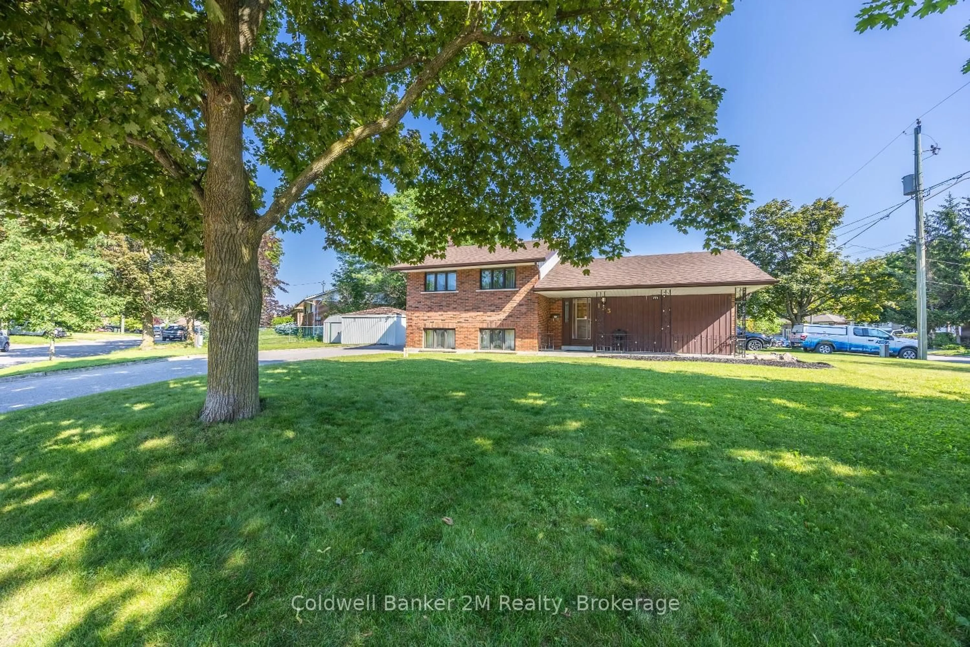 A pic from outside/outdoor area/front of a property/back of a property/a pic from drone, water/lake/river/ocean view for 133 Sussex St, Oshawa Ontario L1G 1W1