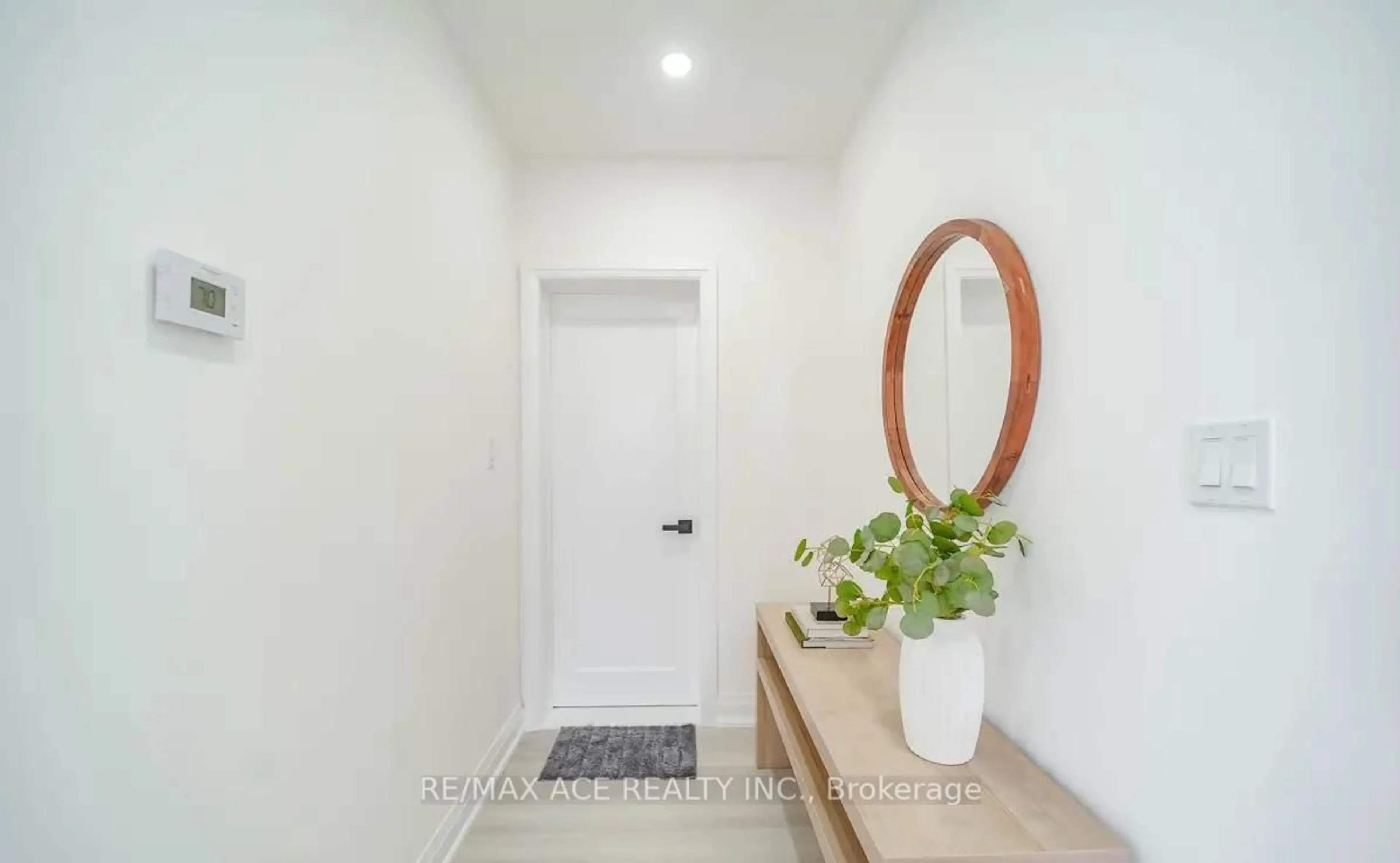 Indoor entryway for 288 Celina St, Oshawa Ontario L1H 4P1