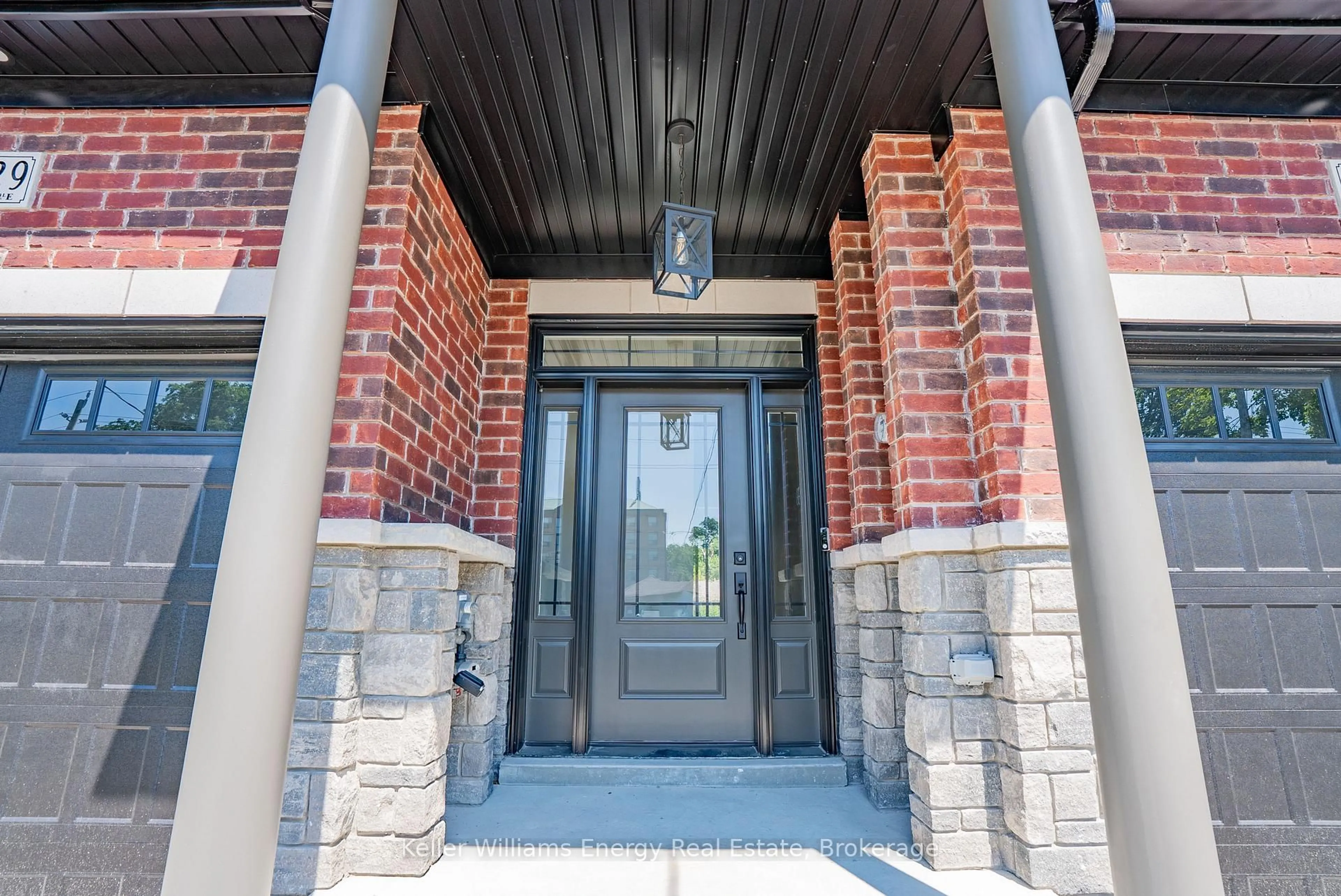 Indoor foyer for 127 Hickory St, Whitby Ontario L1N 3X6