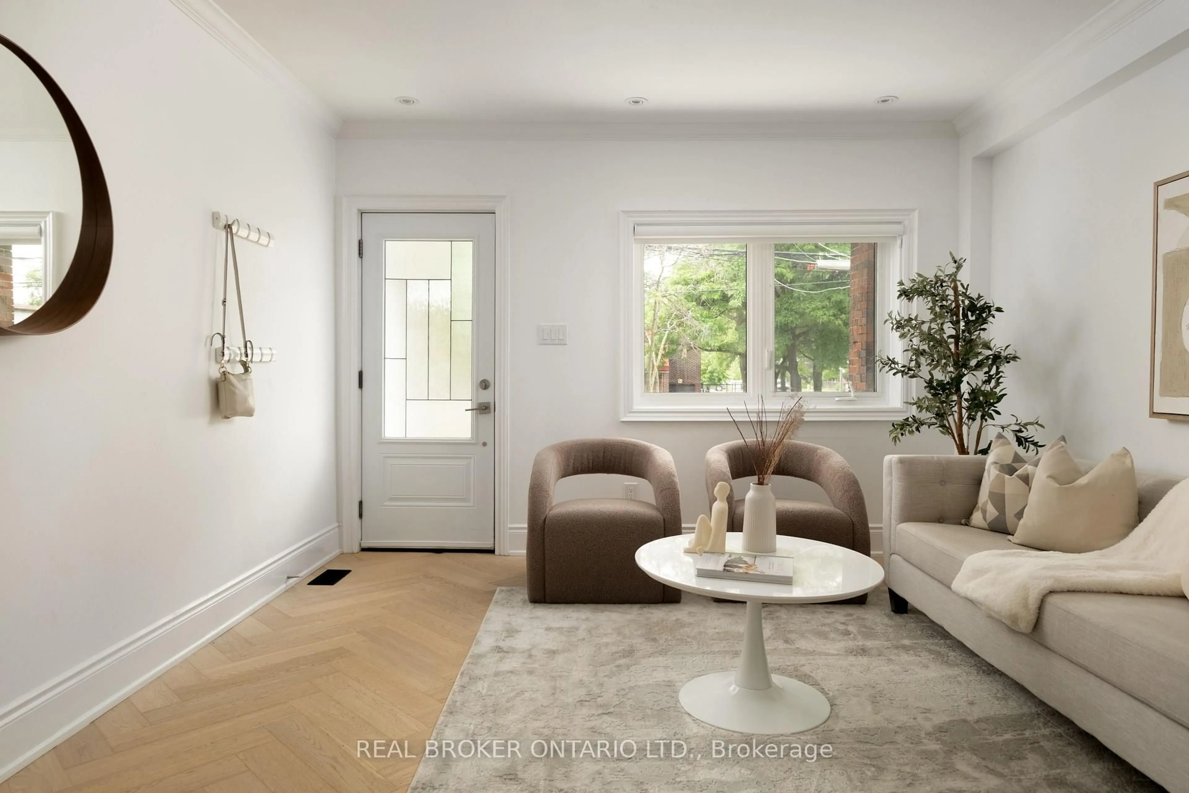 Living room with furniture, unknown for 37 Gledhill Ave, Toronto Ontario M4C 5K7
