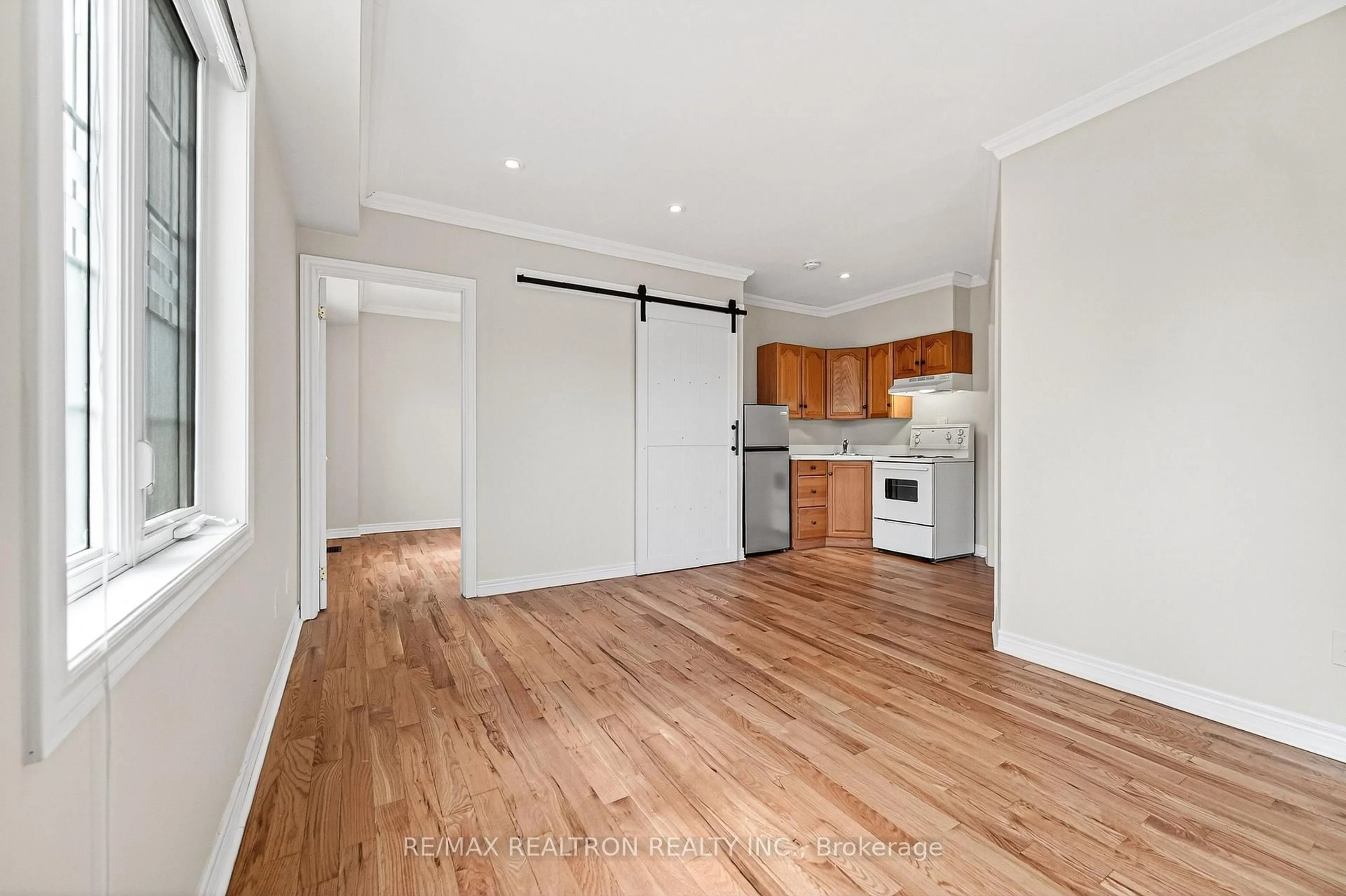 Unknown for 454 Donlands Ave, Toronto Ontario M4J 3S5