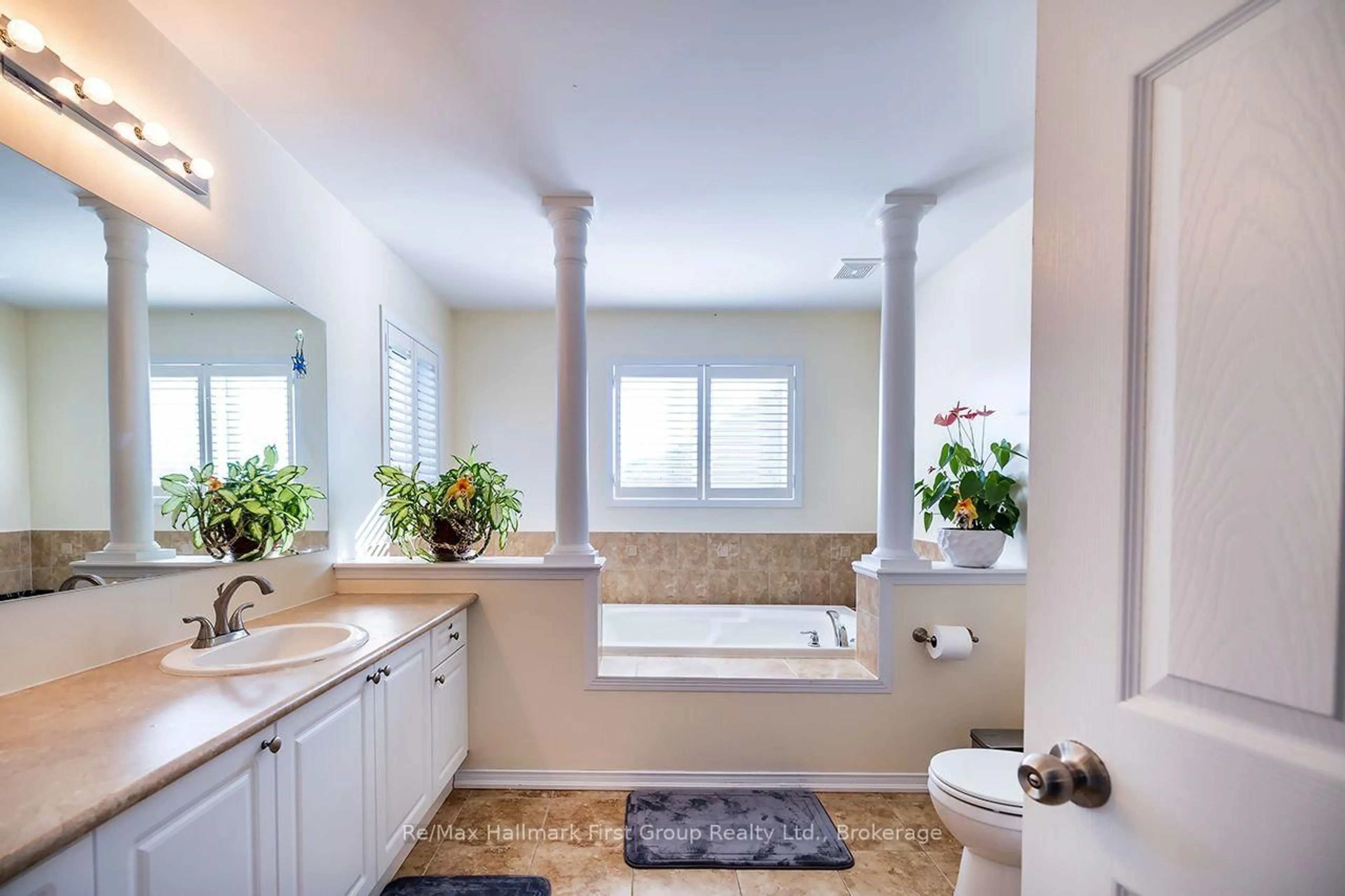 Standard bathroom, ceramic/tile floor for 1620 Badgley Dr, Oshawa Ontario L1K 0H2