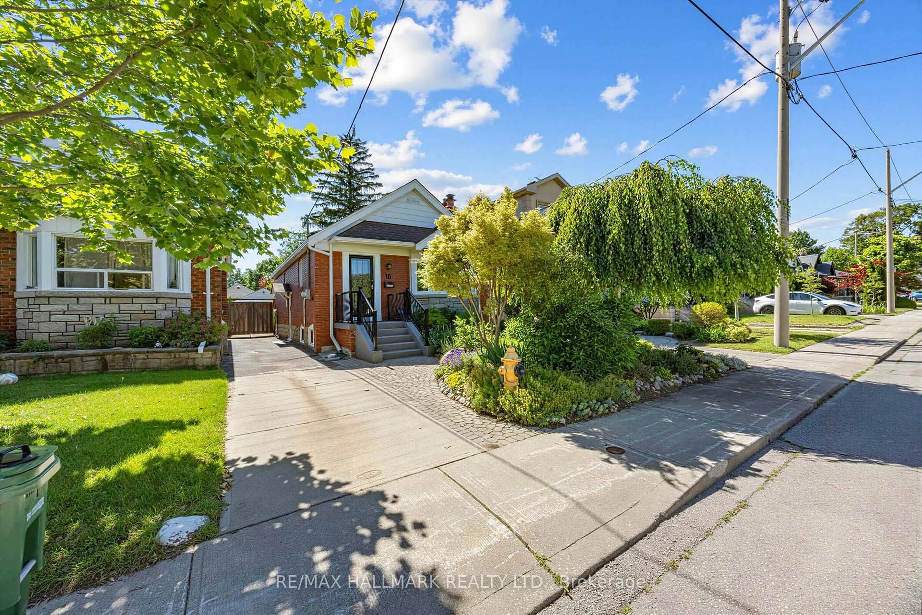 A pic from outside/outdoor area/front of a property/back of a property/a pic from drone, street for 16 Crestland Ave, Toronto Ontario M4C 3L1