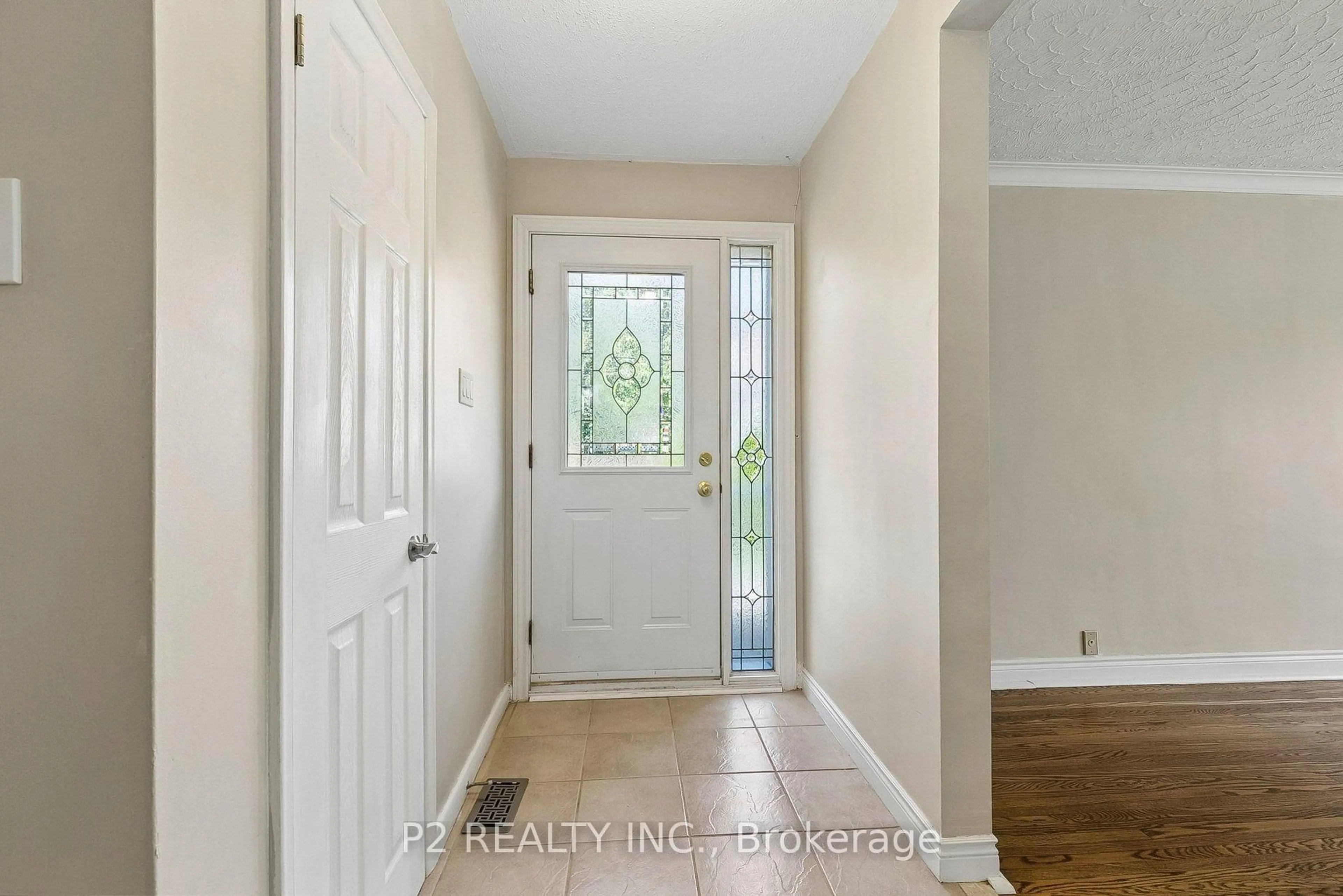 Indoor entryway for 121 Confederation Dr, Toronto Ontario M1G 1A4