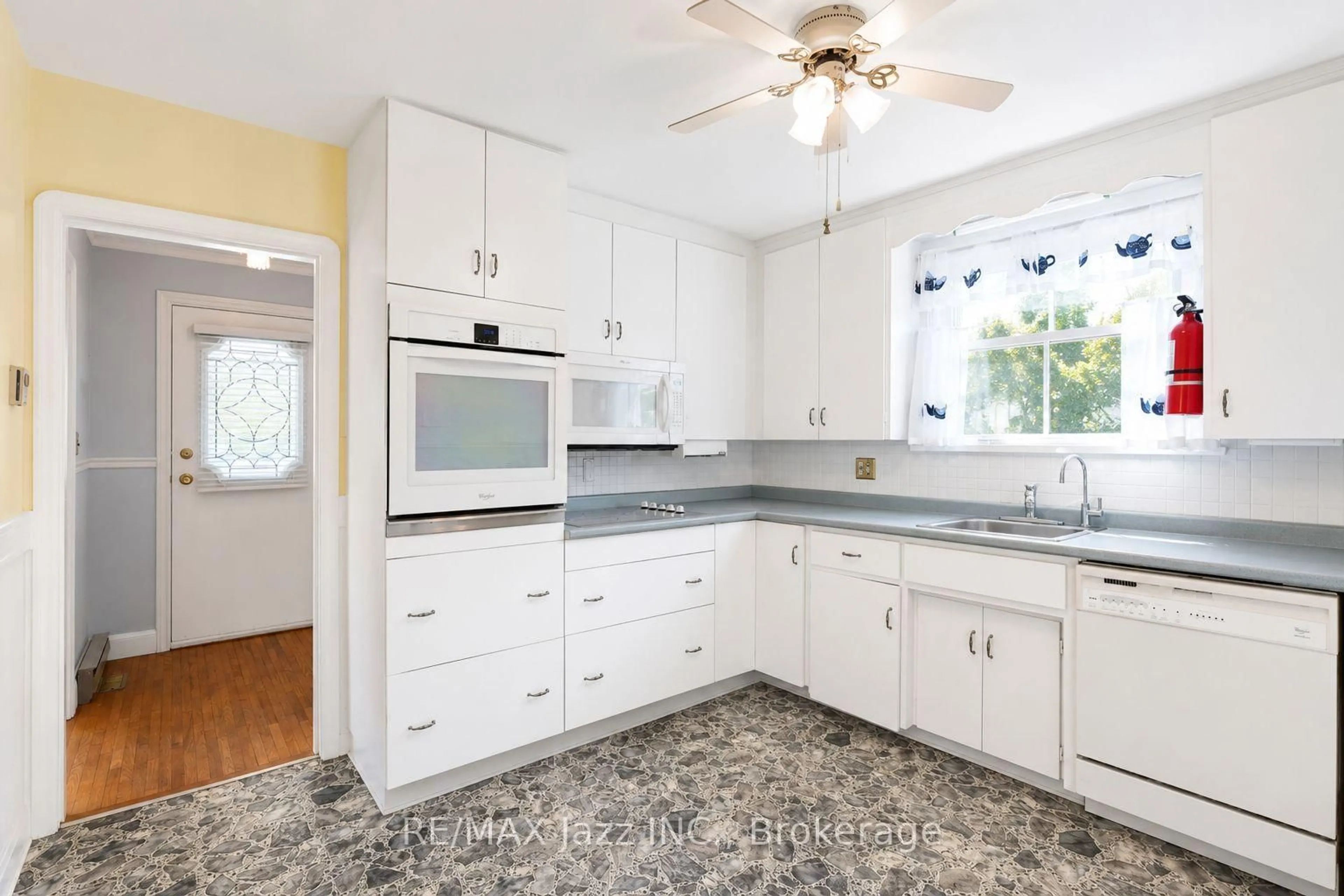 Open concept kitchen, ceramic/tile floor for 132 Highland Ave, Oshawa Ontario L1H 6A6