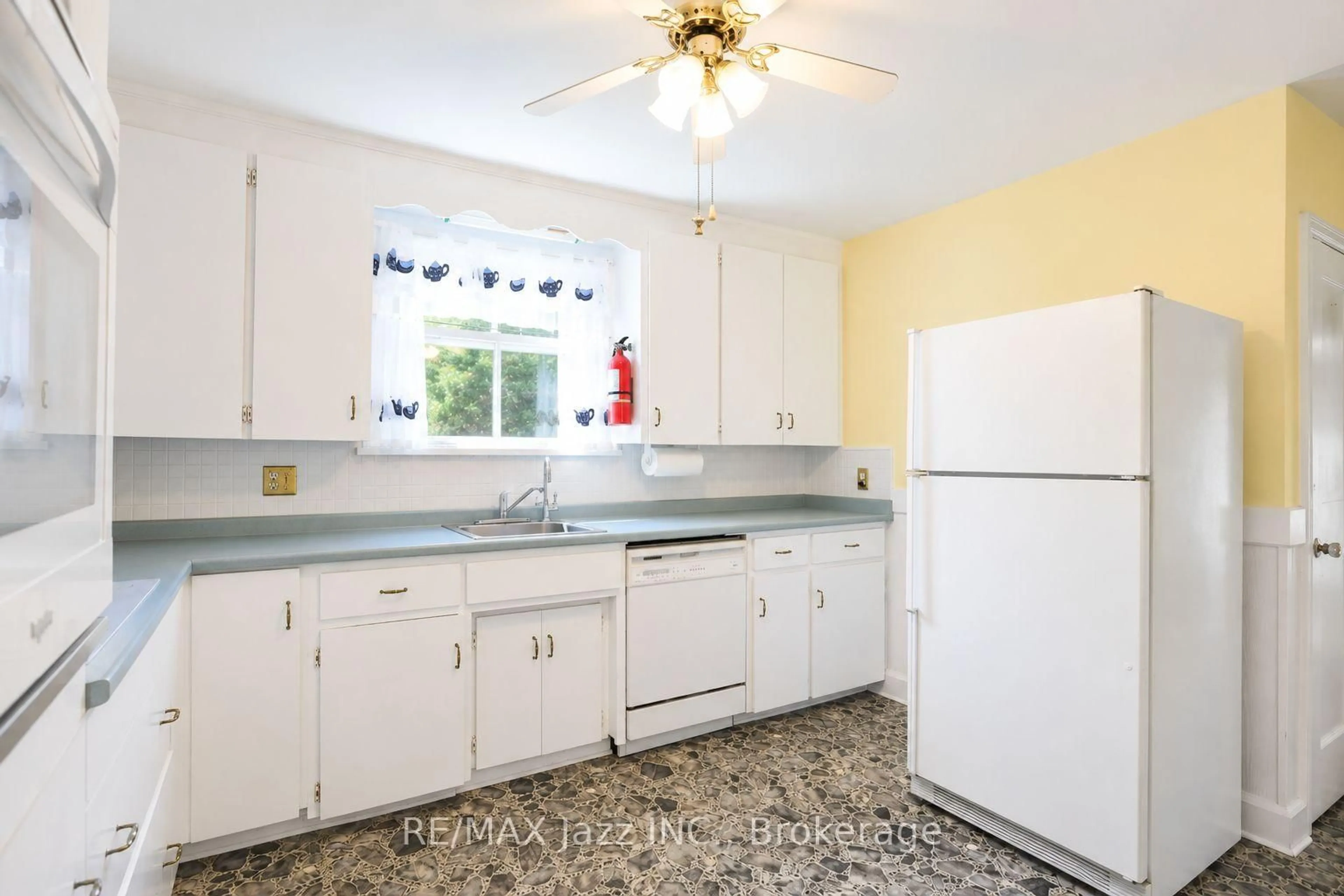 Standard kitchen, ceramic/tile floor for 132 Highland Ave, Oshawa Ontario L1H 6A6