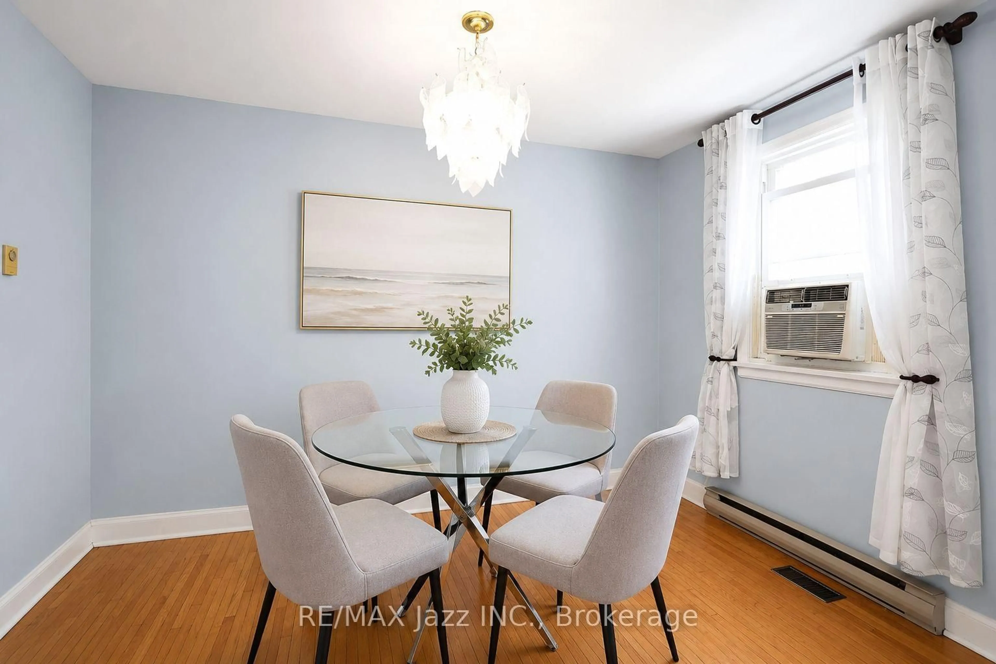 Dining room, wood/laminate floor for 132 Highland Ave, Oshawa Ontario L1H 6A6