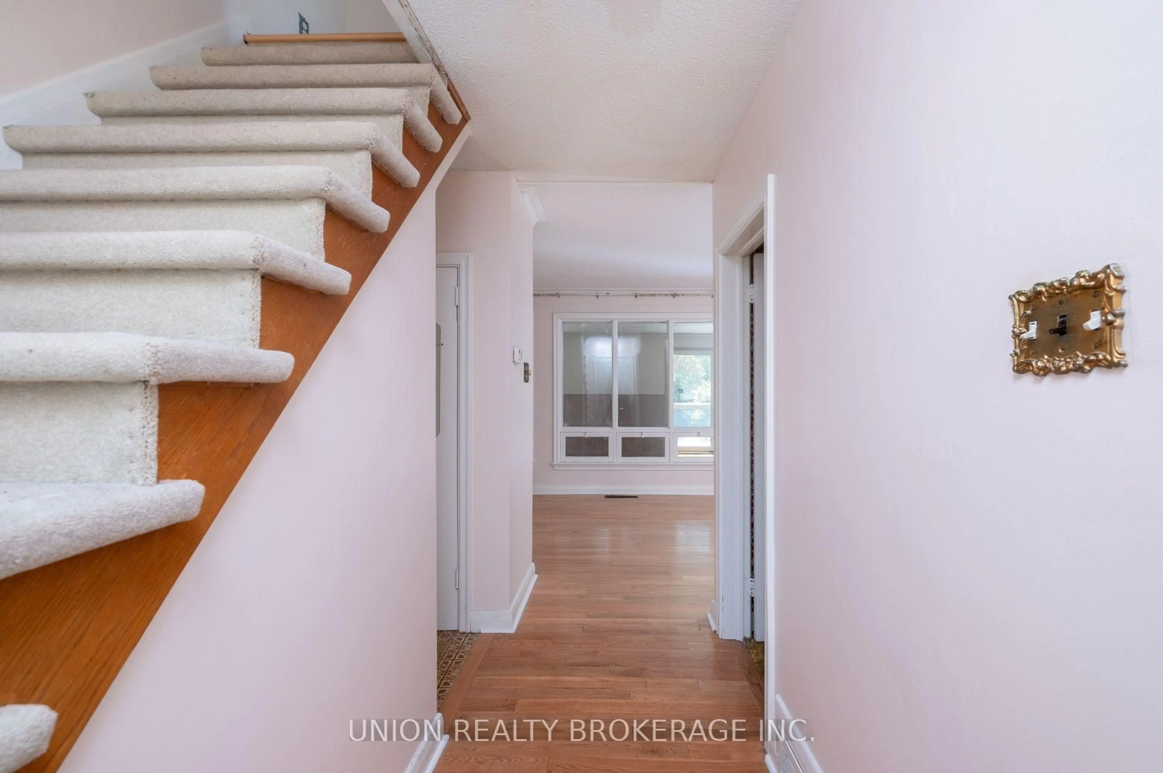 Indoor entryway for 37 Shirley Cres, Toronto Ontario M1M 1K9