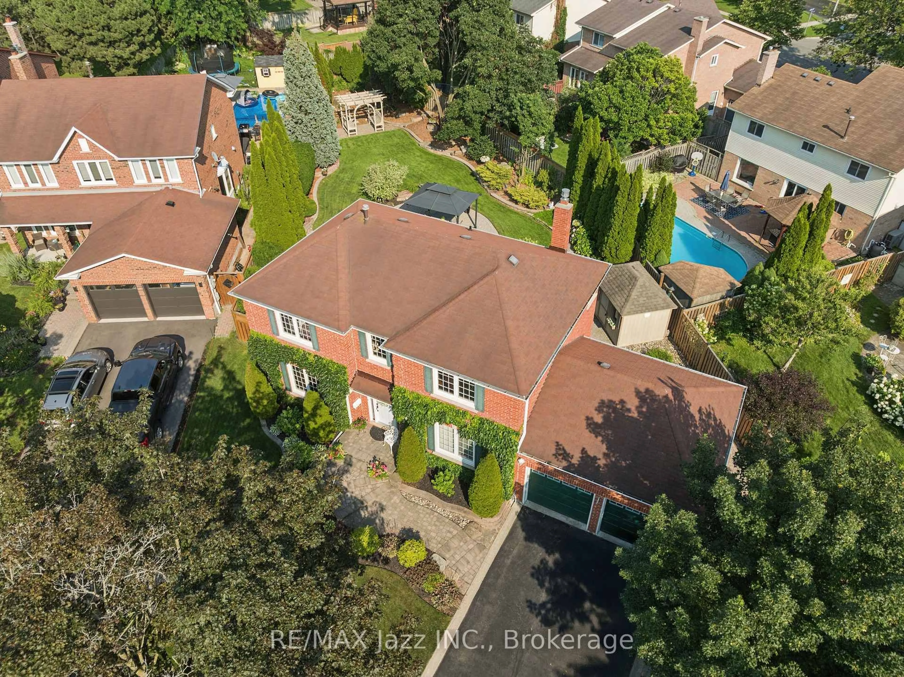 A pic from outside/outdoor area/front of a property/back of a property/a pic from drone, street for 48 Butterfield Cres, Whitby Ontario L1R 1H9