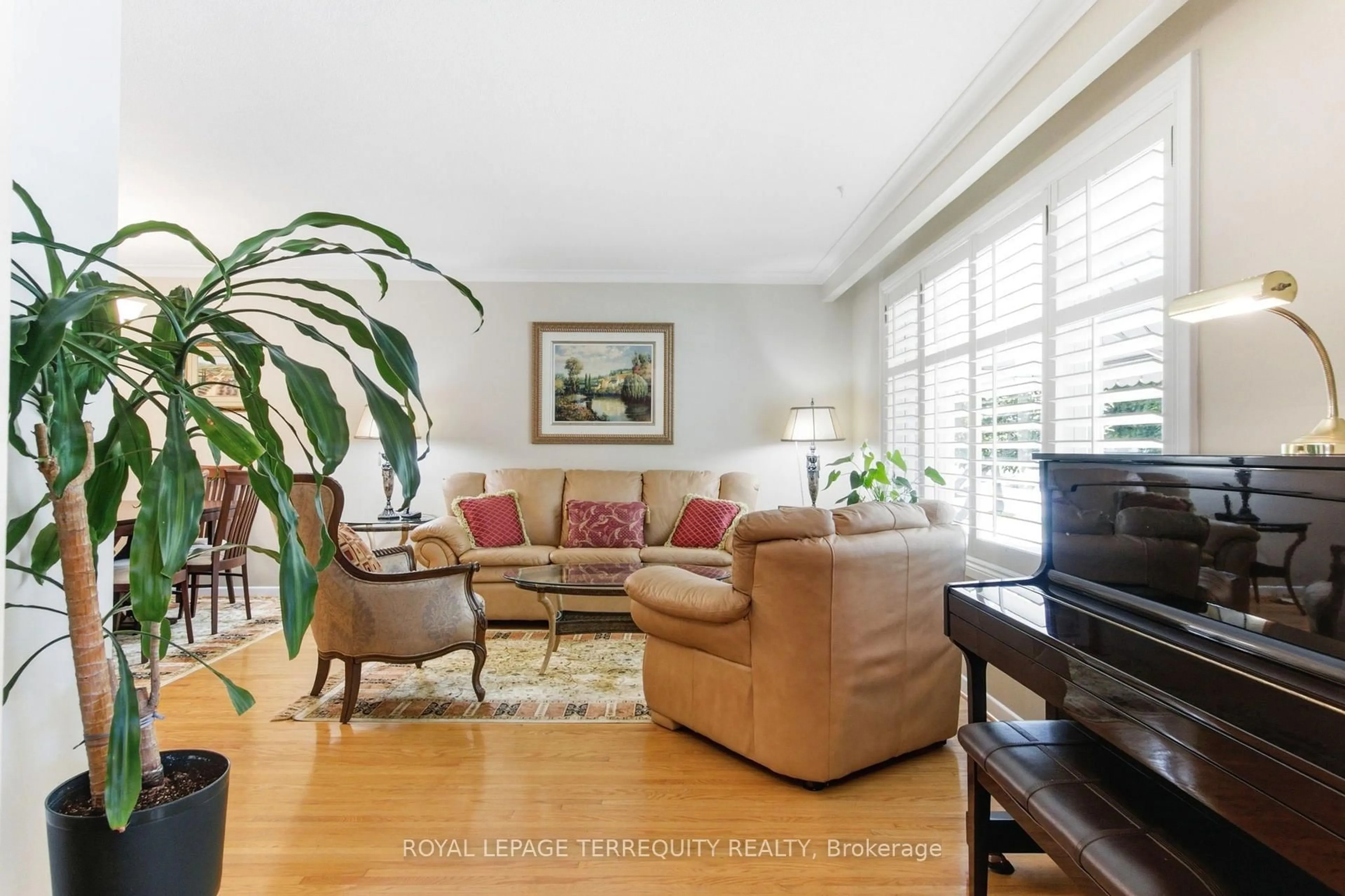 Living room with furniture, unknown for 35 Sedgemount Dr, Toronto Ontario M1H 1X4