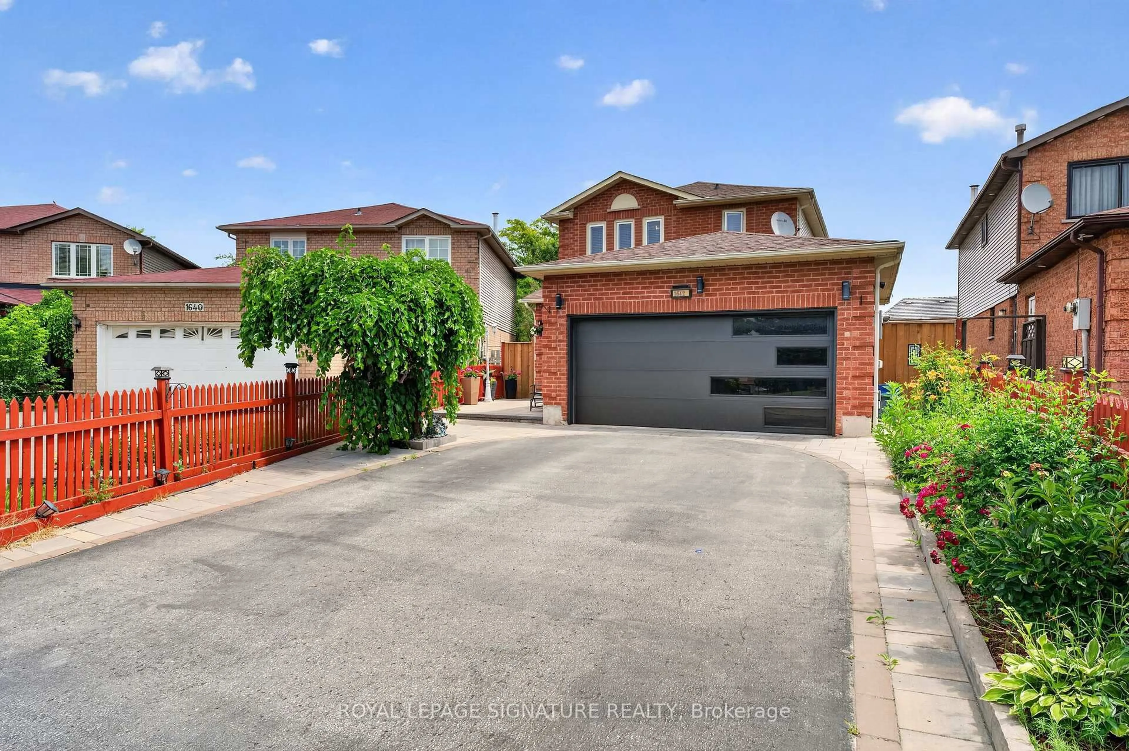 A pic from outside/outdoor area/front of a property/back of a property/a pic from drone, street for 1642 Pepperwood Gate, Pickering Ontario L1X 2K1