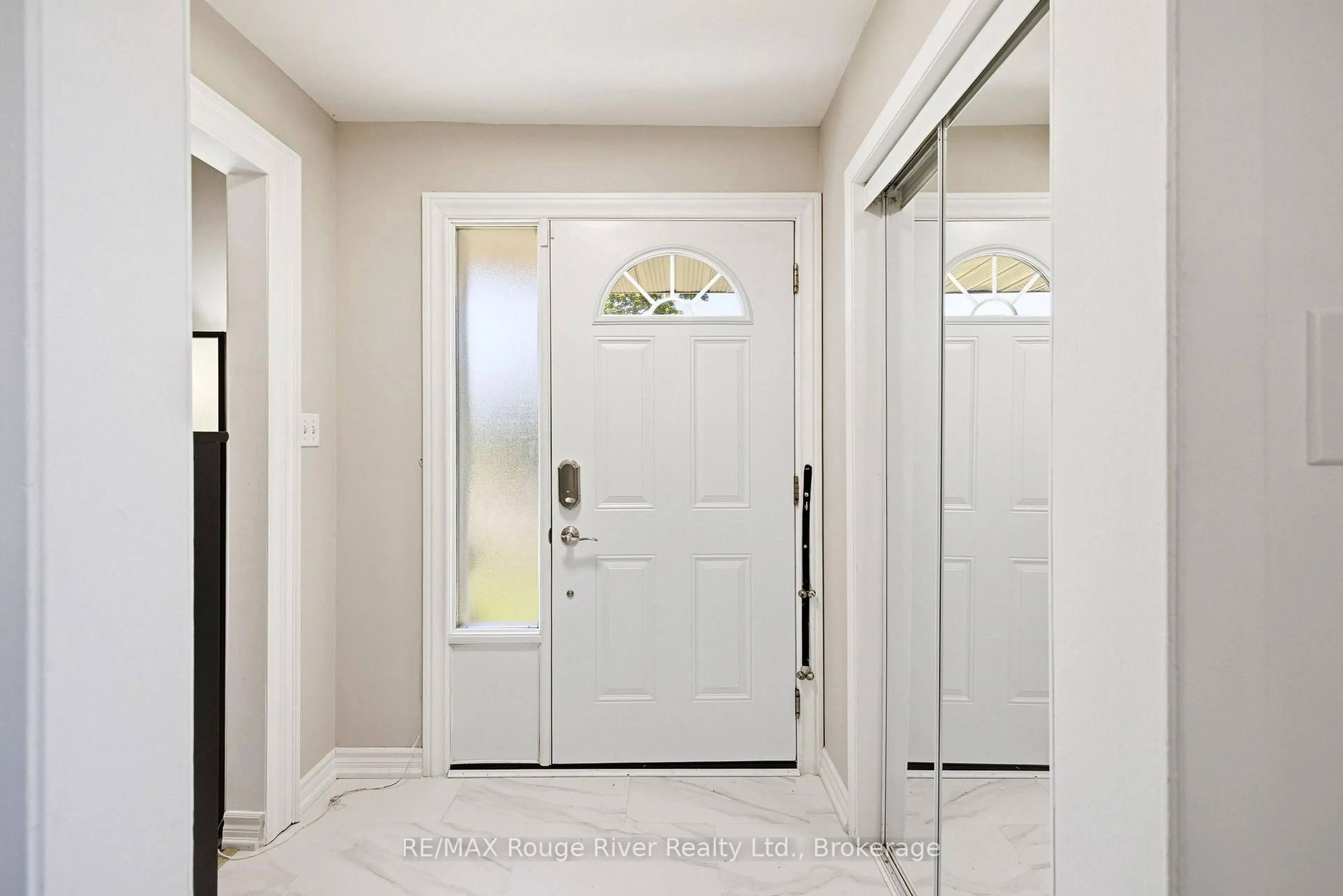 Indoor entryway for 86 Shoredale Dr, Toronto Ontario M1G 3S9