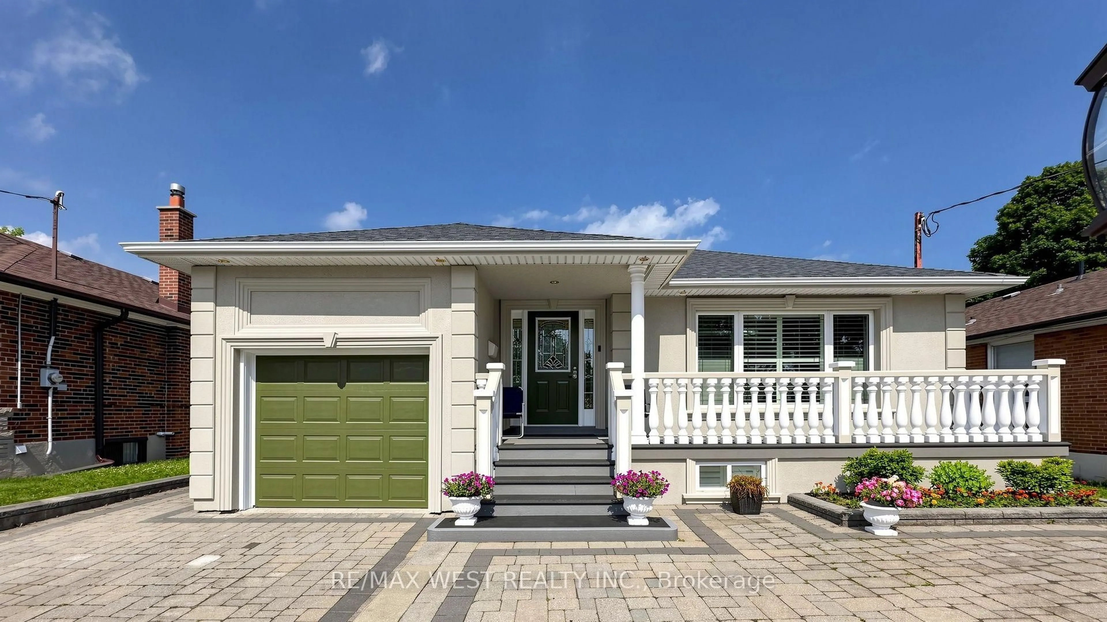 Home with vinyl exterior material, street for 555 McCowan Rd, Toronto Ontario M1J 1J7