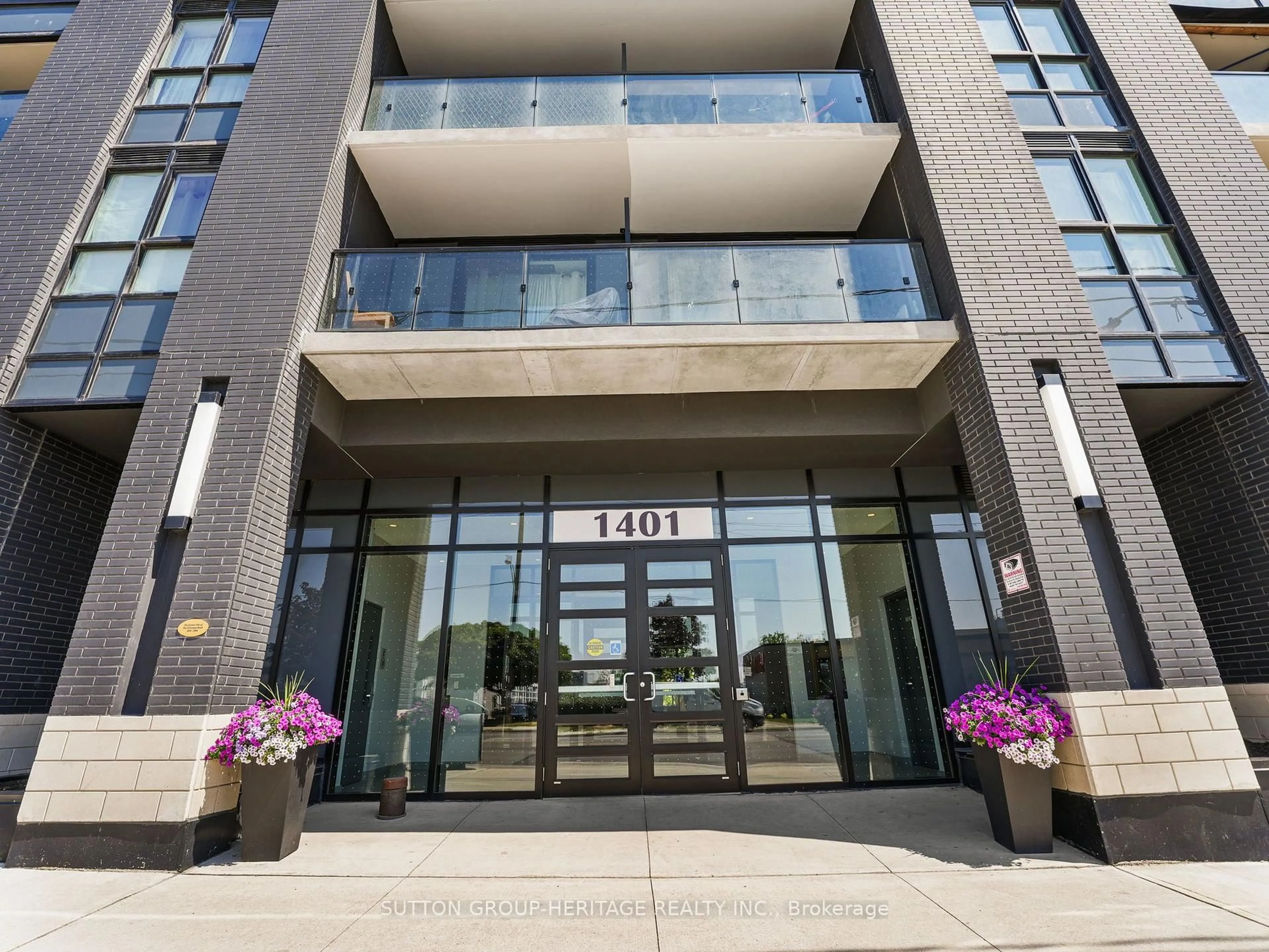 Indoor foyer for 1401 O'connor Dr #702, Toronto Ontario M4B 2B5