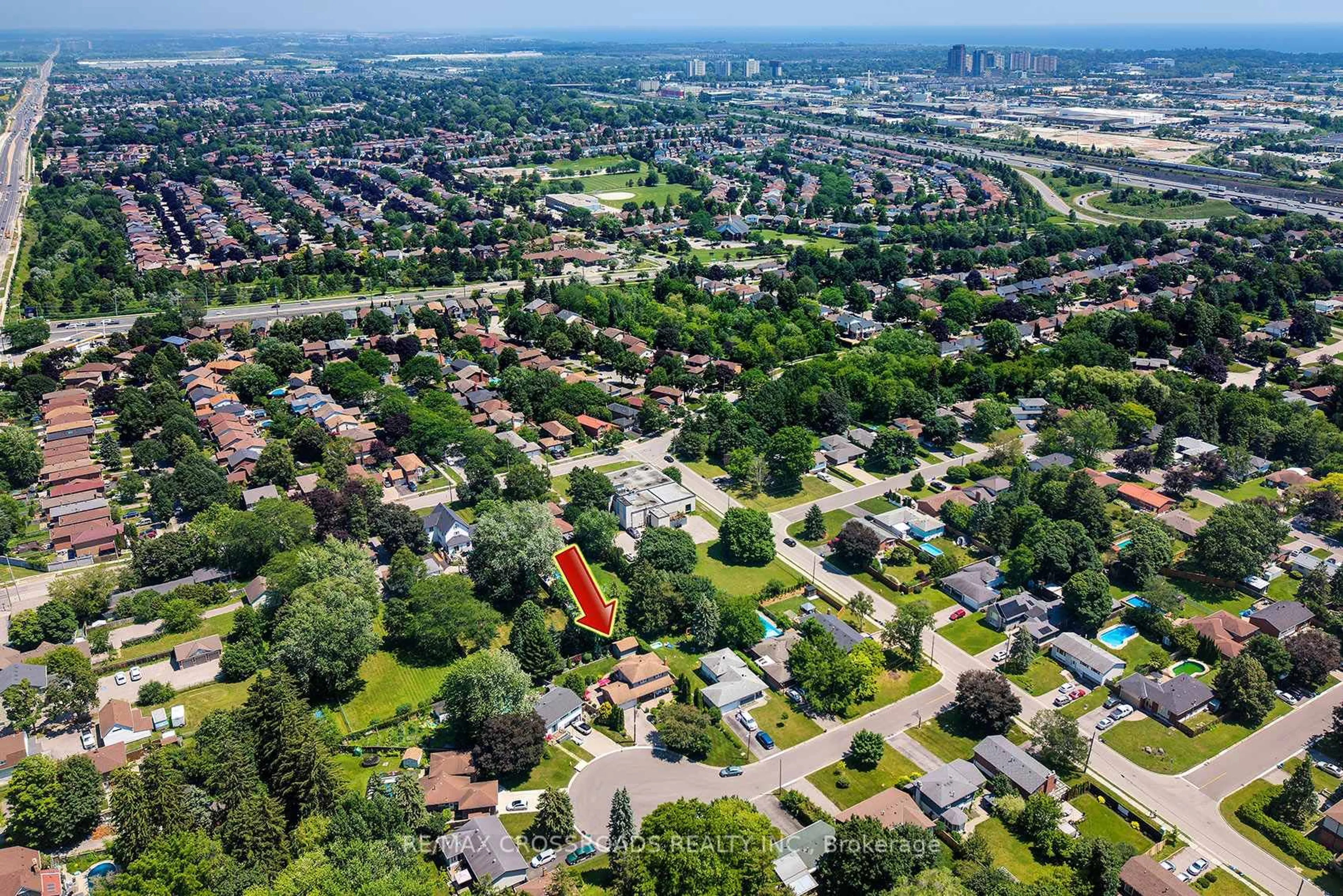 A pic from outside/outdoor area/front of a property/back of a property/a pic from drone, street for 7 Dingley Crt, Ajax Ontario L1S 6B5
