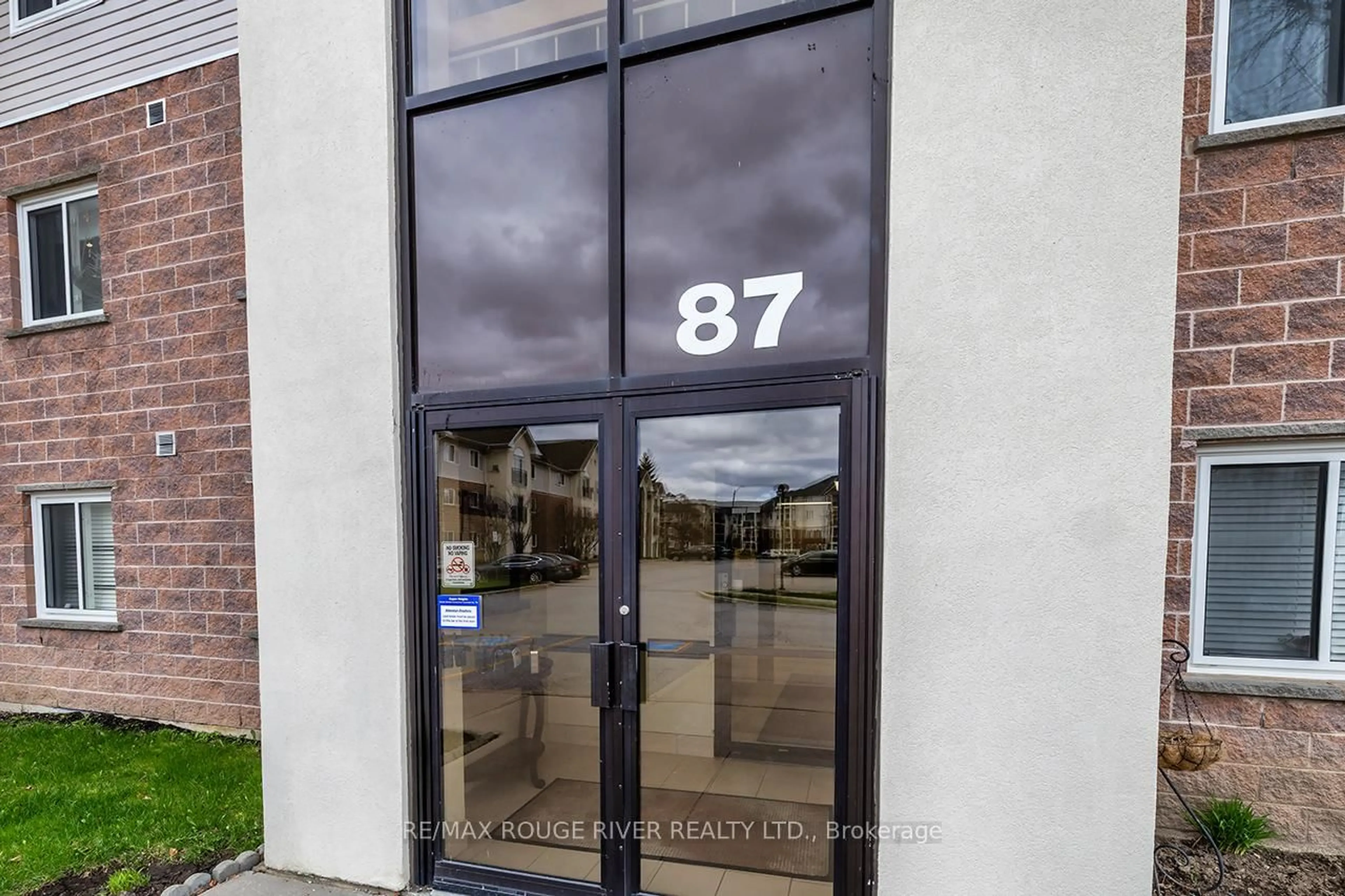 Indoor entryway for 87 Aspen Springs Dr #307, Clarington Ontario L1C 5J8