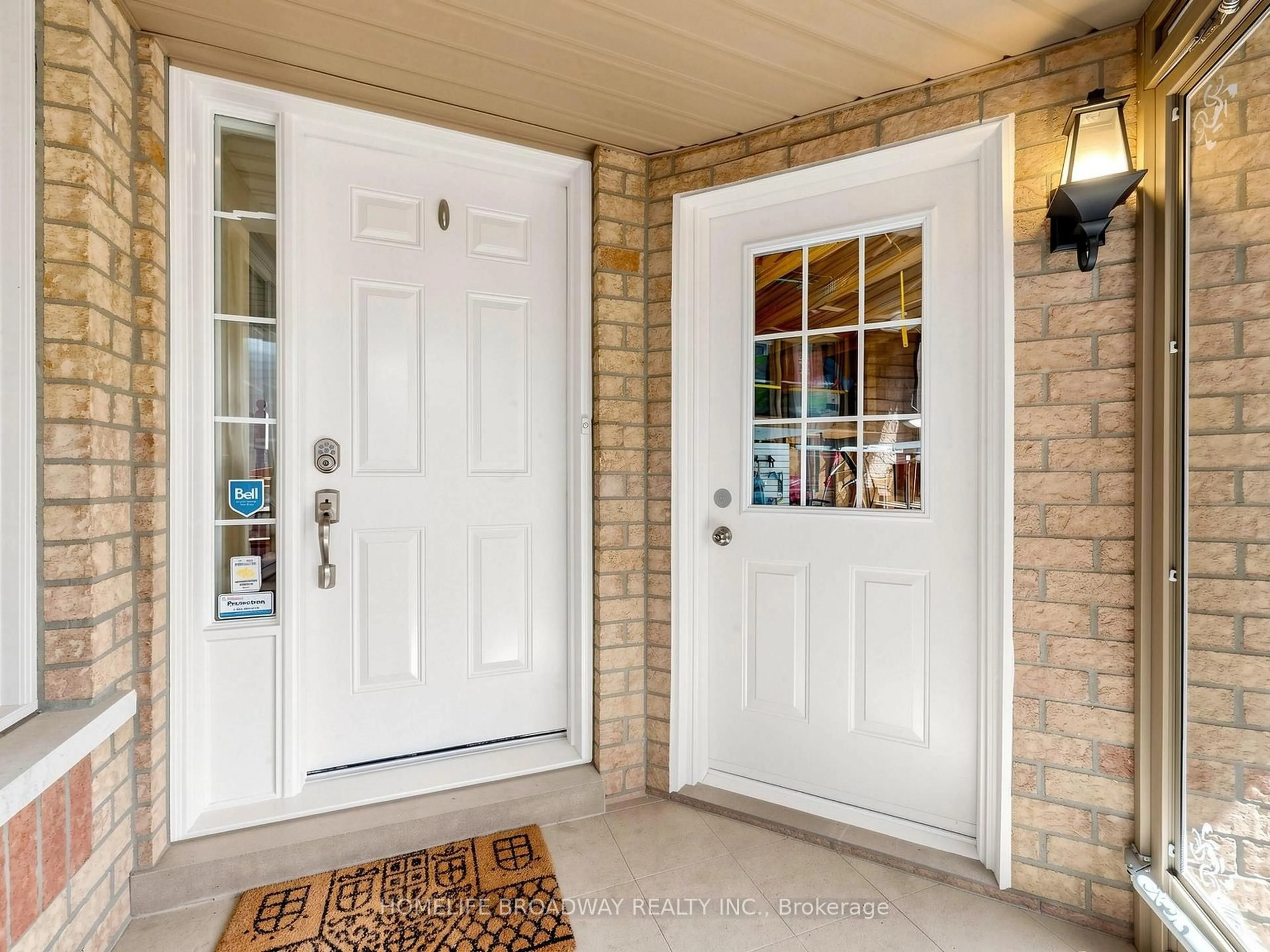 Indoor entryway for 1118 Gossamer Dr, Pickering Ontario L1X 2T7