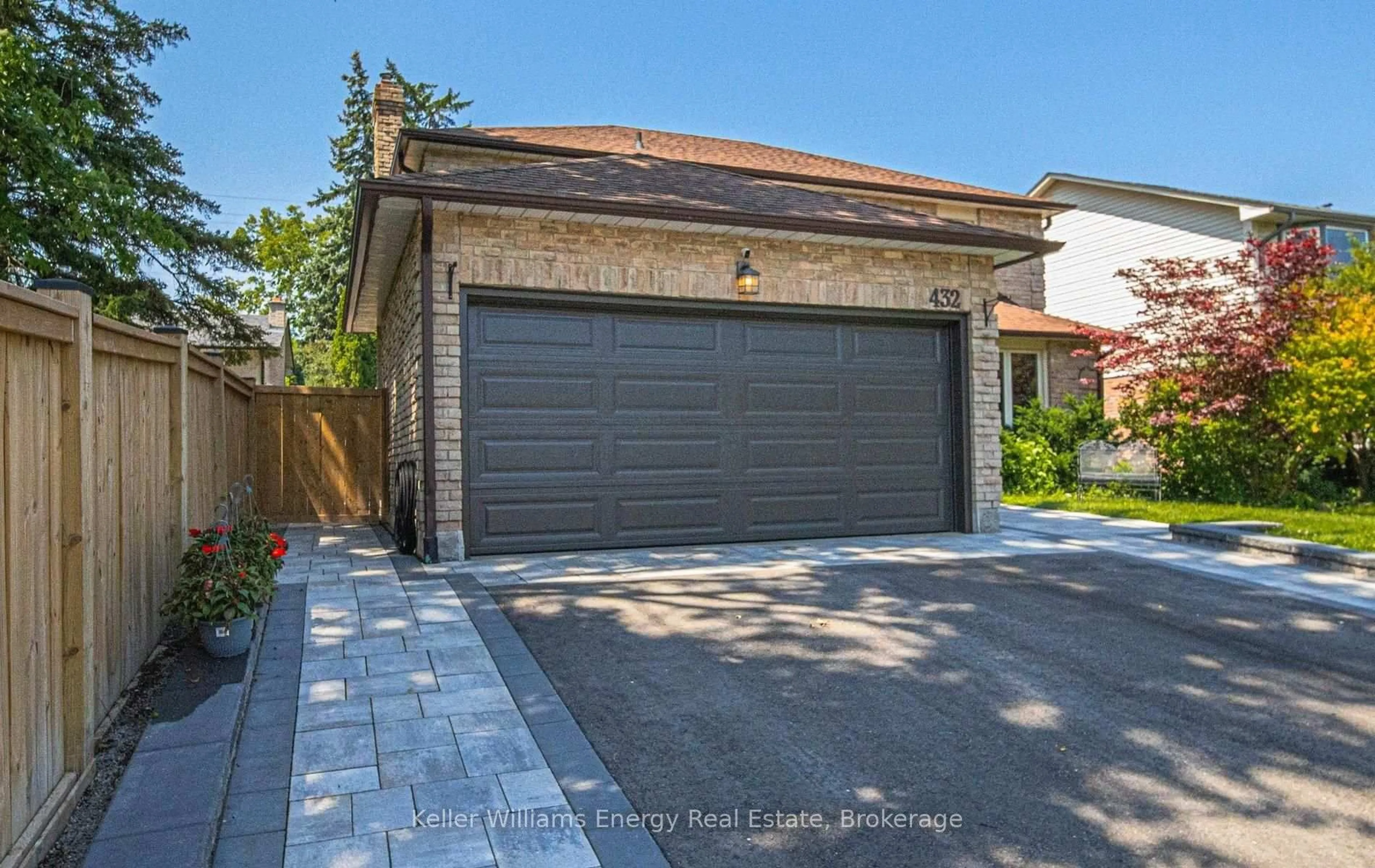 Indoor garage for 432 Prince Of Wales Dr, Whitby Ontario L1N 6M9