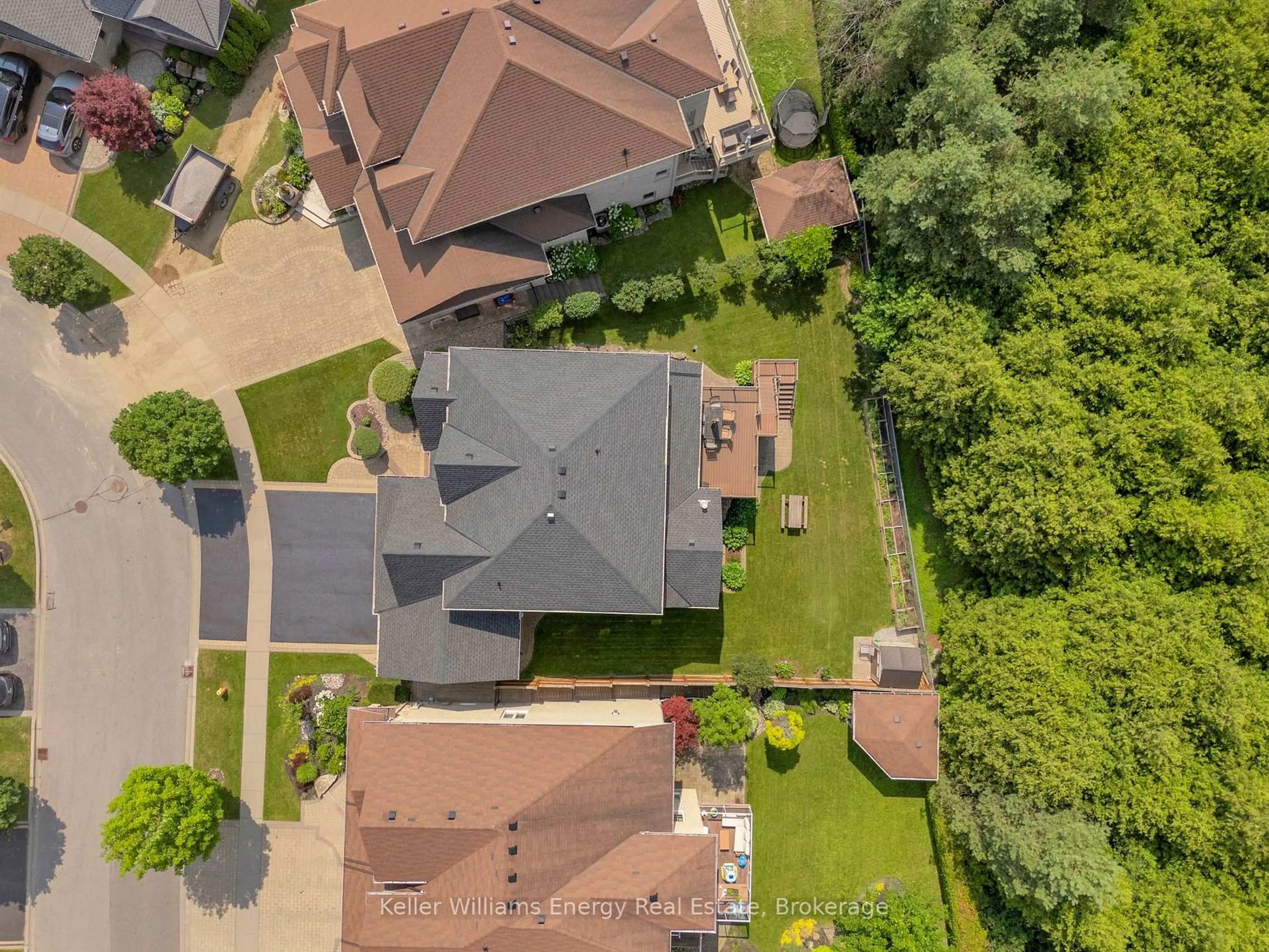 A pic from outside/outdoor area/front of a property/back of a property/a pic from drone, street for 2338 Pindar Cres, Oshawa Ontario L1L 0C7